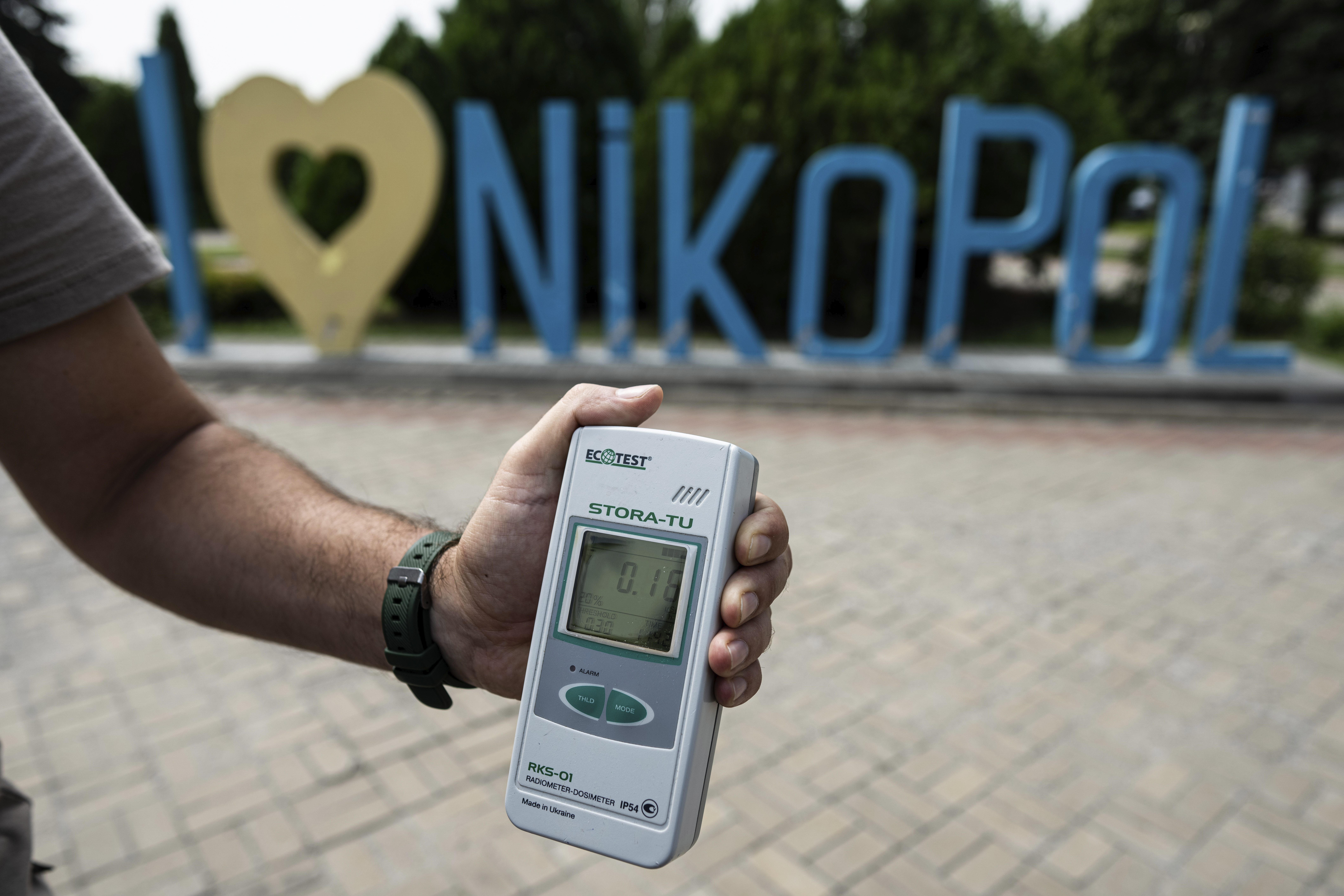 Un contador Geiger muestra un aumento del nivel de radiación en Nikopol, Ucrania, el 22 de agosto de 2022.  (Foto AP/Evgeniy Maloletka, archivo)

