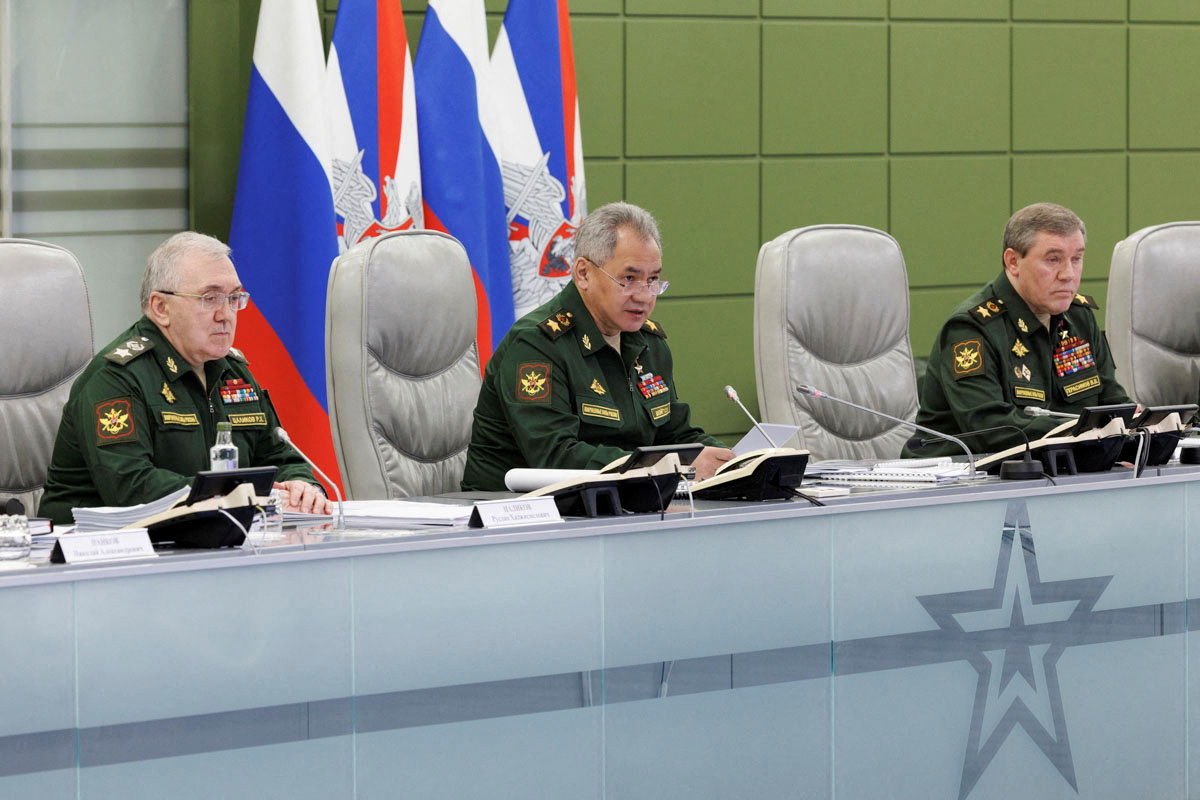 Ministro de Defensa de Rusia, Sergei Shoigu, junto a otros altos funcionarios (REUTERS)