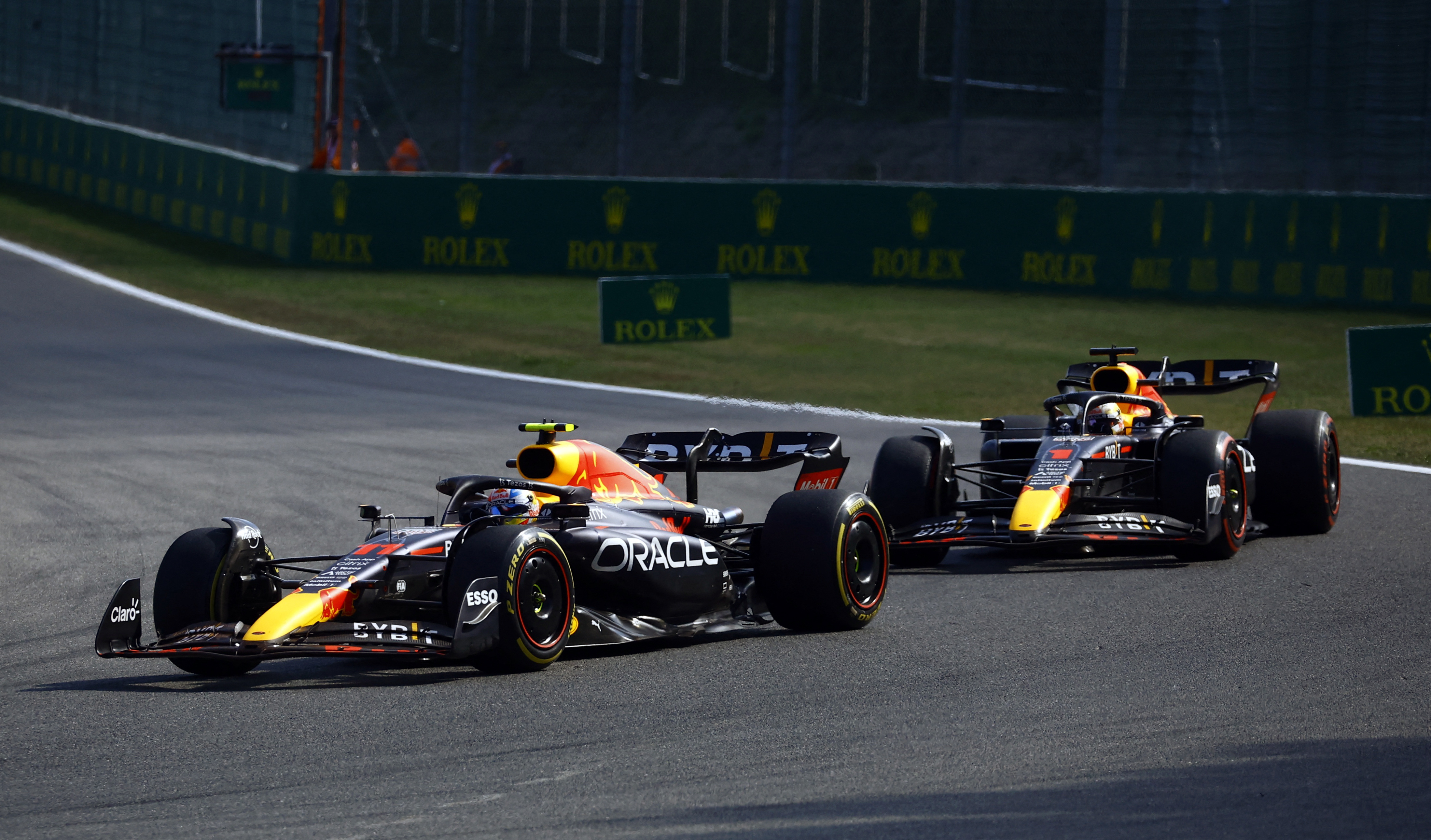 Sergio "Checo" Pérez en un momento estuvo por delante de Max Verstappen, pero luego el neerlandés lo superó (REUTERS/Stephane Mahe)