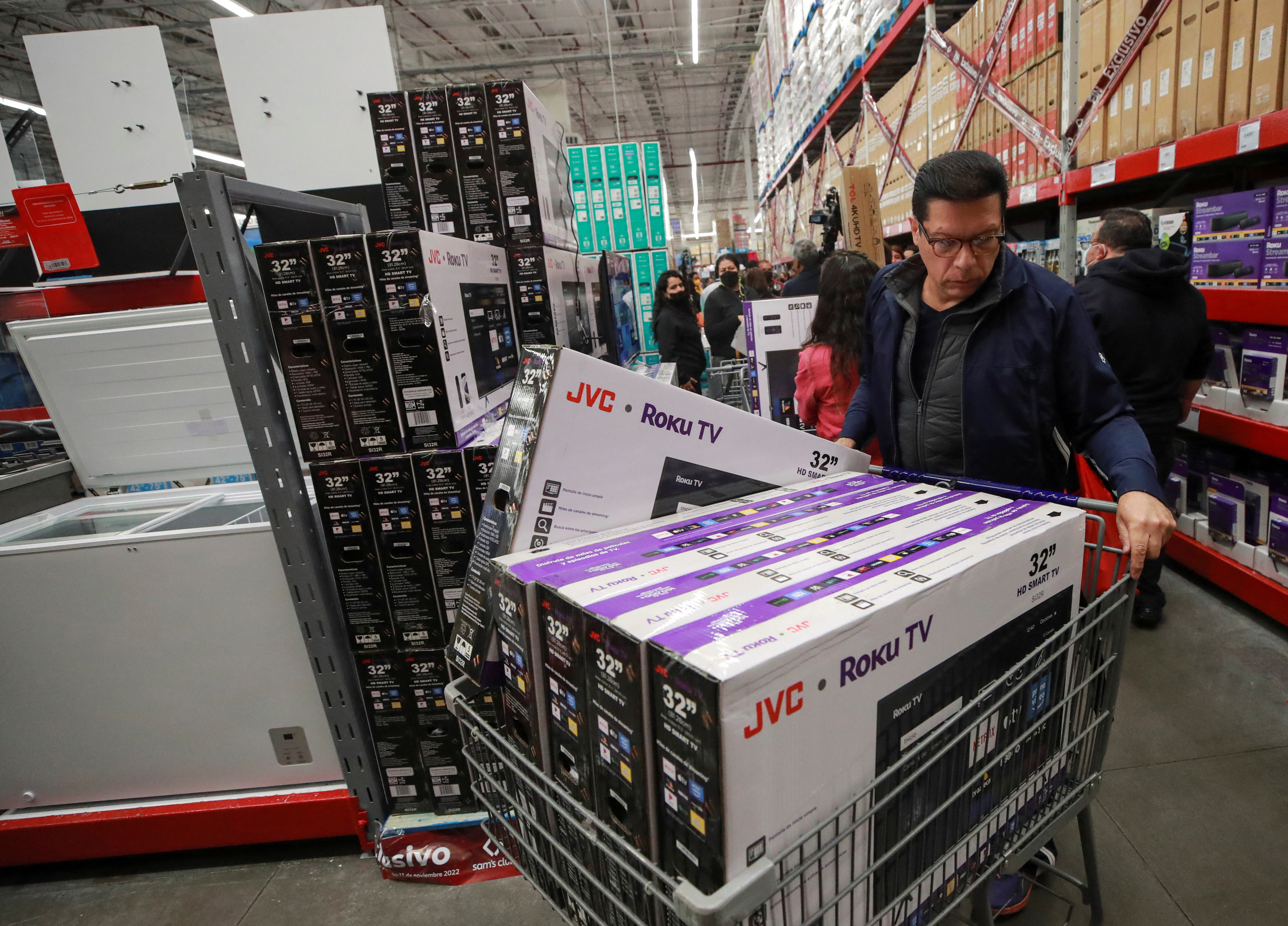 A shopper pushes a cart with television screens during the opening of Mexican shopping season event "El Buen Fin" (The Good Weekend) as the consumers buy emulating the "Black Friday" shopping, at Sam's Club store in Mexico City, Mexico, November 11, 2022. REUTERS/Henry Romero