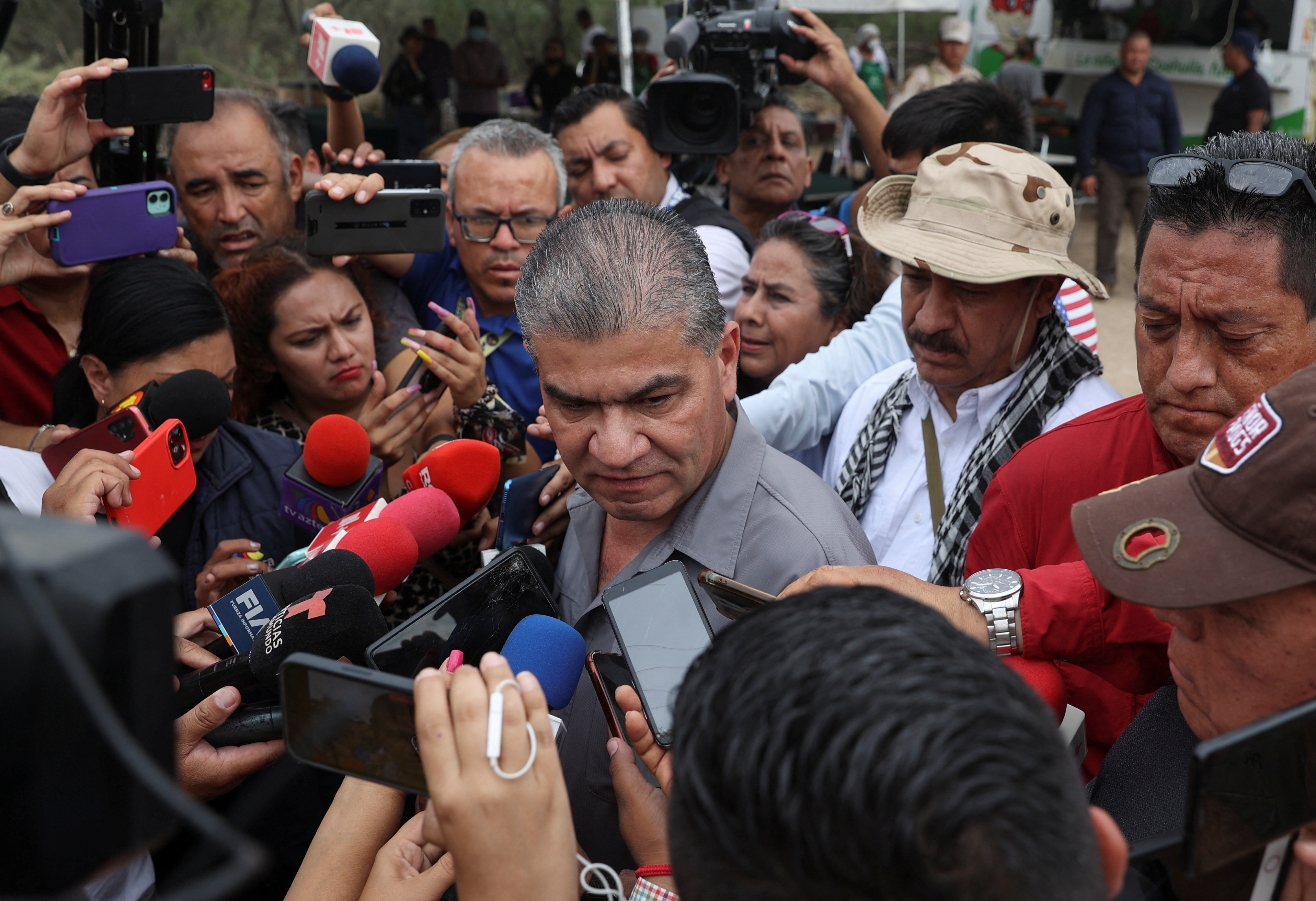 El mandatario estatal indicó que las labores de rescate no pueden continuar hasta que saquen el agua (REUTERS/Luis Cortes)