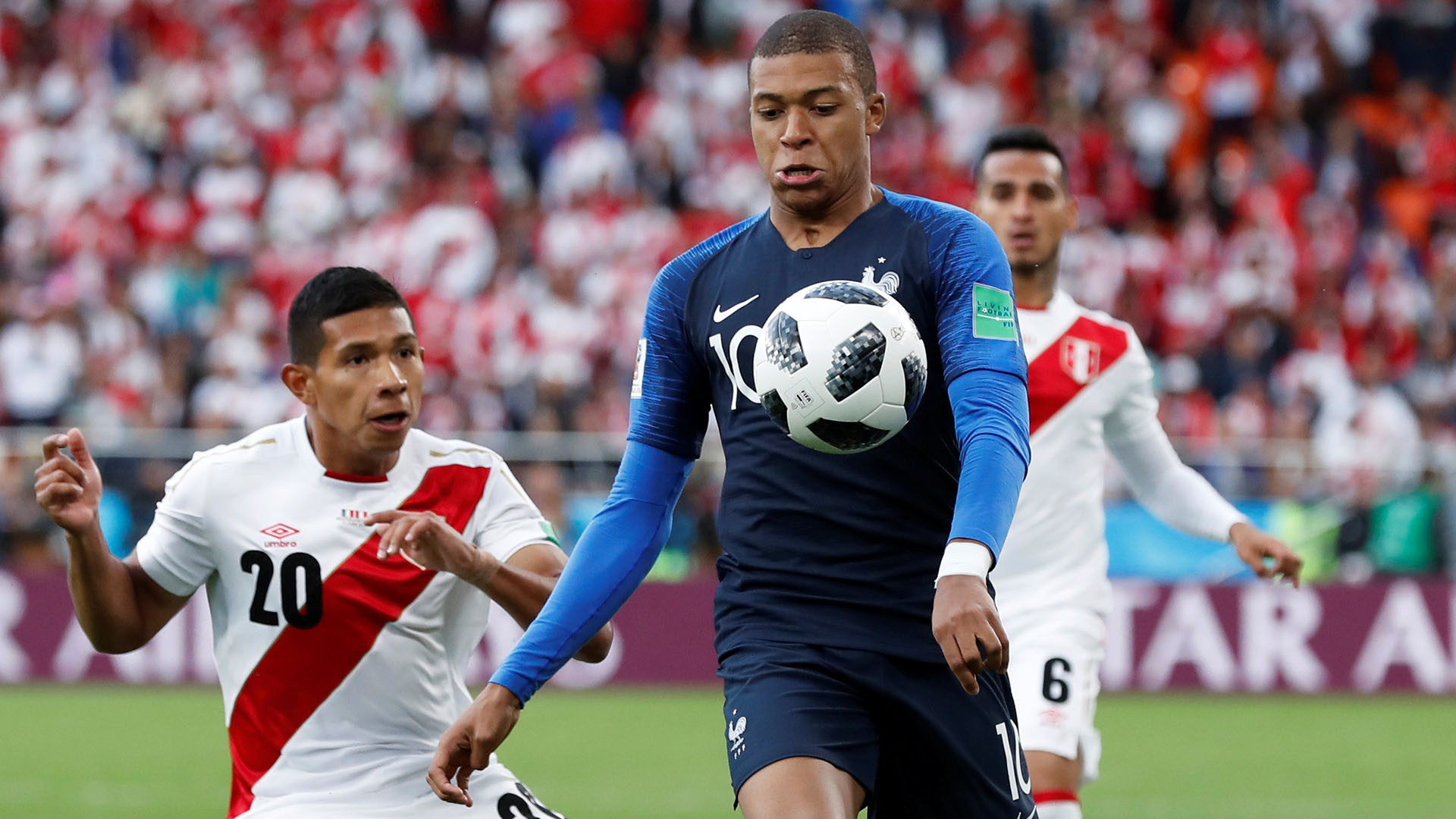 Edison Flores marcando a Kylian Mbappé en el Perú vs. Francia del Mundial de Rusia 2018. | Foto: REUTERS