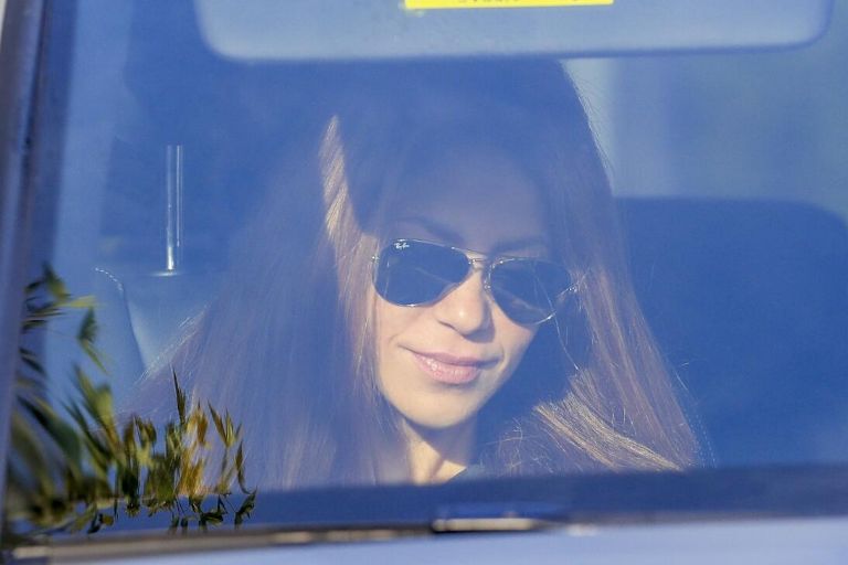 Shakira es captada al interior de un vehículo en Barcelona junto a su hermano, Tonino, quien además es su mánager. Tomada de Twitter @showmundialshow
