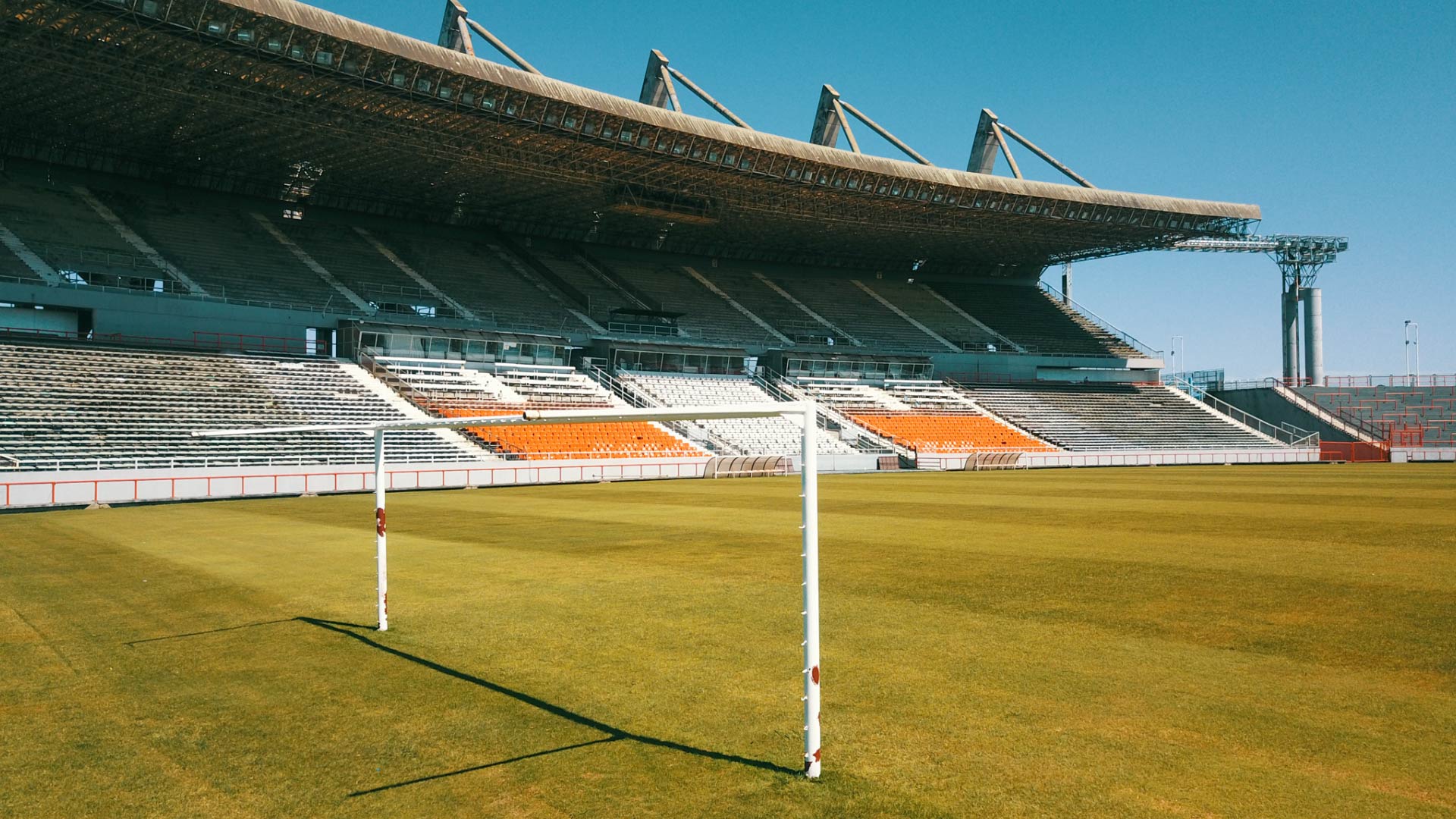 El arco sin red, el pasto son líneas y la tribuna techada que desde septiembre de 2021 fue inhabilitada una semana antes de que volvieran los hinchas a los estadios después de la pandemia (Fotos Christian Heit)