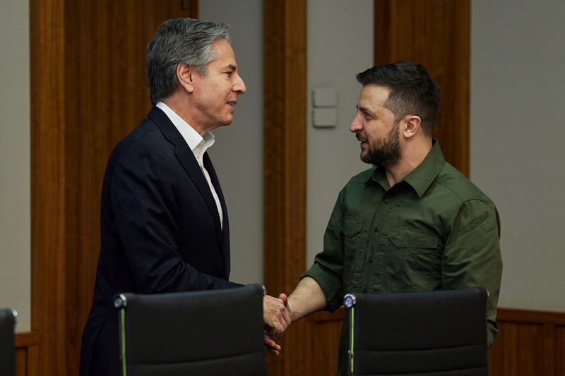 El presidente de Ucrania, Volodímir Zelensky, saluda al secretario de Estado de Estados Unidos, Antony Blinken