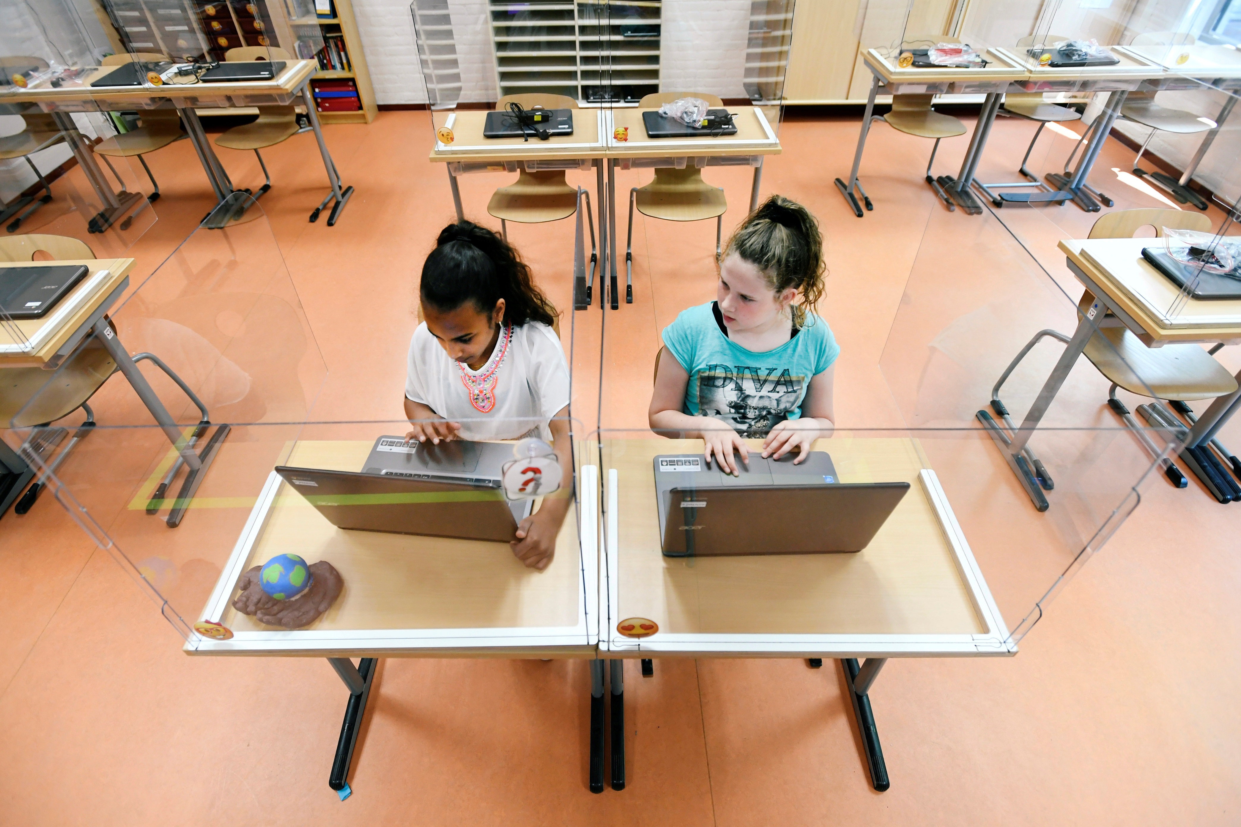 Estudiantes en una escuela primaria en Den Bosch, Países Bajos (REUTERS/Piroschka van de Wouw/archivo)
