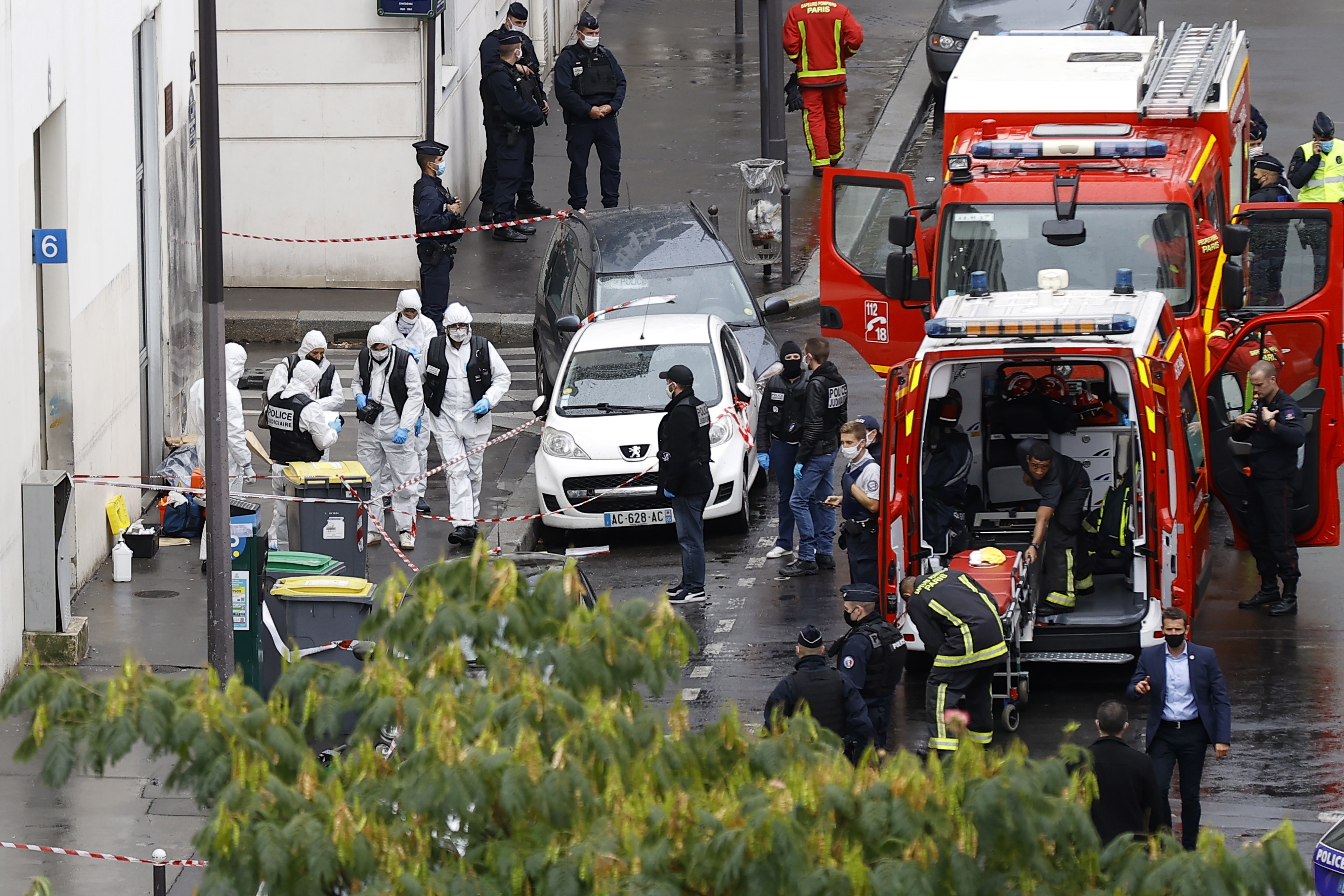 Investigadores de la policía francesa trabajan en el lugar de un ataque con arma blanca cerca de las antiguas oficinas de Charlie Hebdo, en París, Francia, el 25 de septiembre de 2020, después de que dos personas hayan resultado heridas (EFE/EPA/IAN LANGSDON/Archivo)
