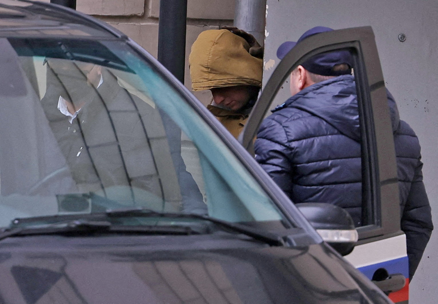 El reportero del diario estadounidense The Wall Street Journal Evan Gershkovich, detenido bajo sospecha de espionaje, sale de un edificio judicial en Moscú, Rusia, el 30 de marzo de 2023. REUTERS/Evgenia Novozhenina
