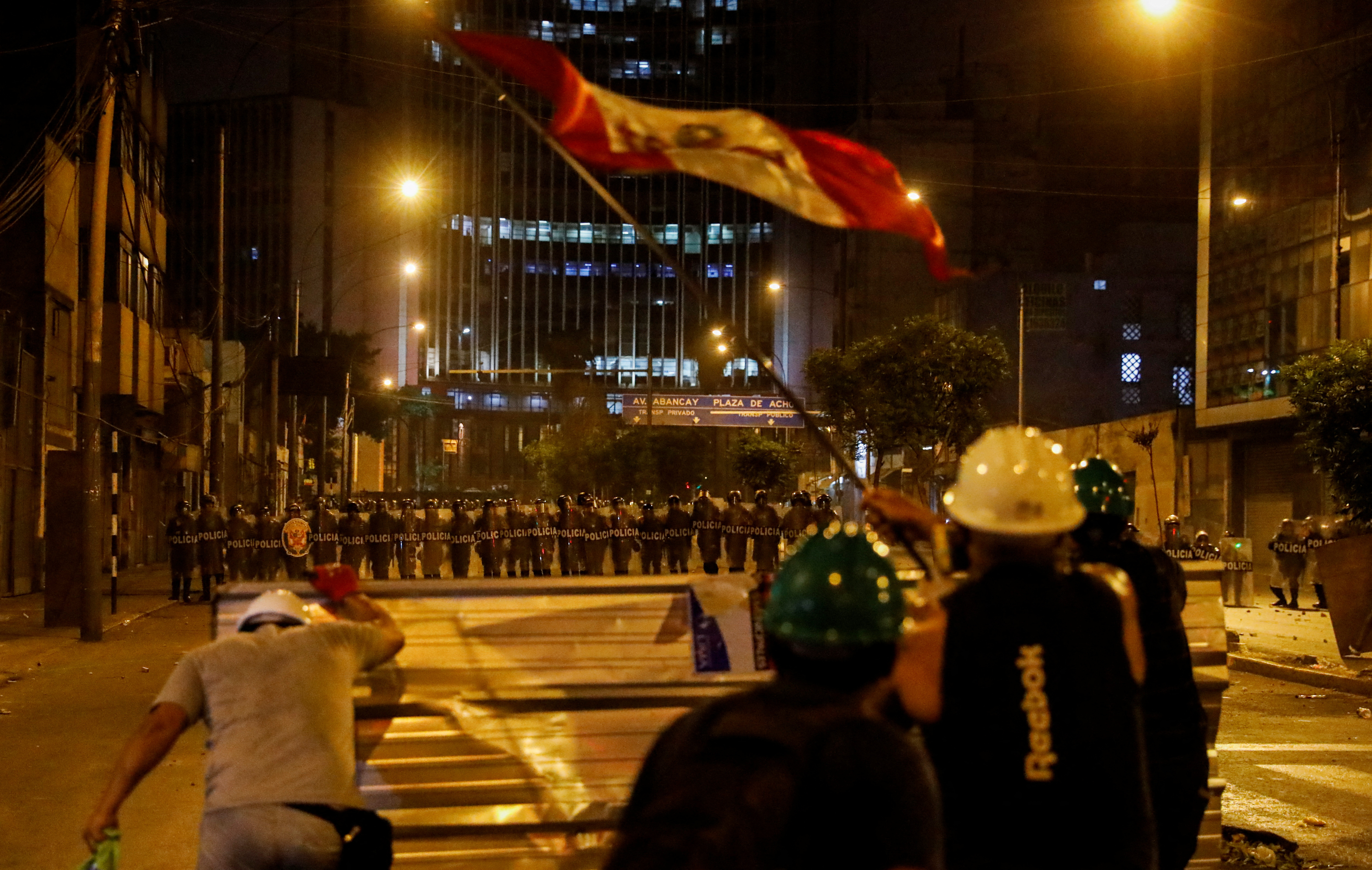 El estallido social en el Perú dejó como saldo casi 60 personas fallecidas por el enfrentamiento entre manifestantes y agentes del orden, según informe de la Defensoría del Pueblo.