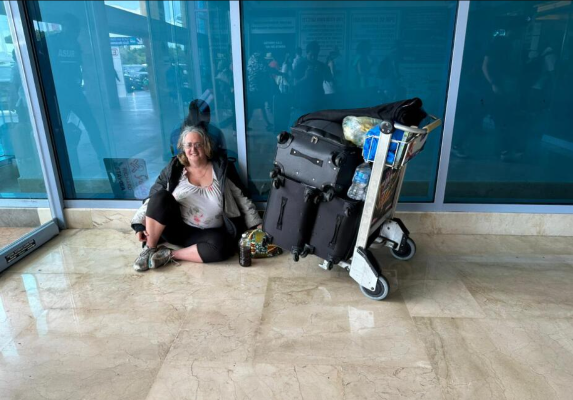 Mujer canadiense varada en aeropuerto de Cancún, México. Foto: TV Azteca/FIA