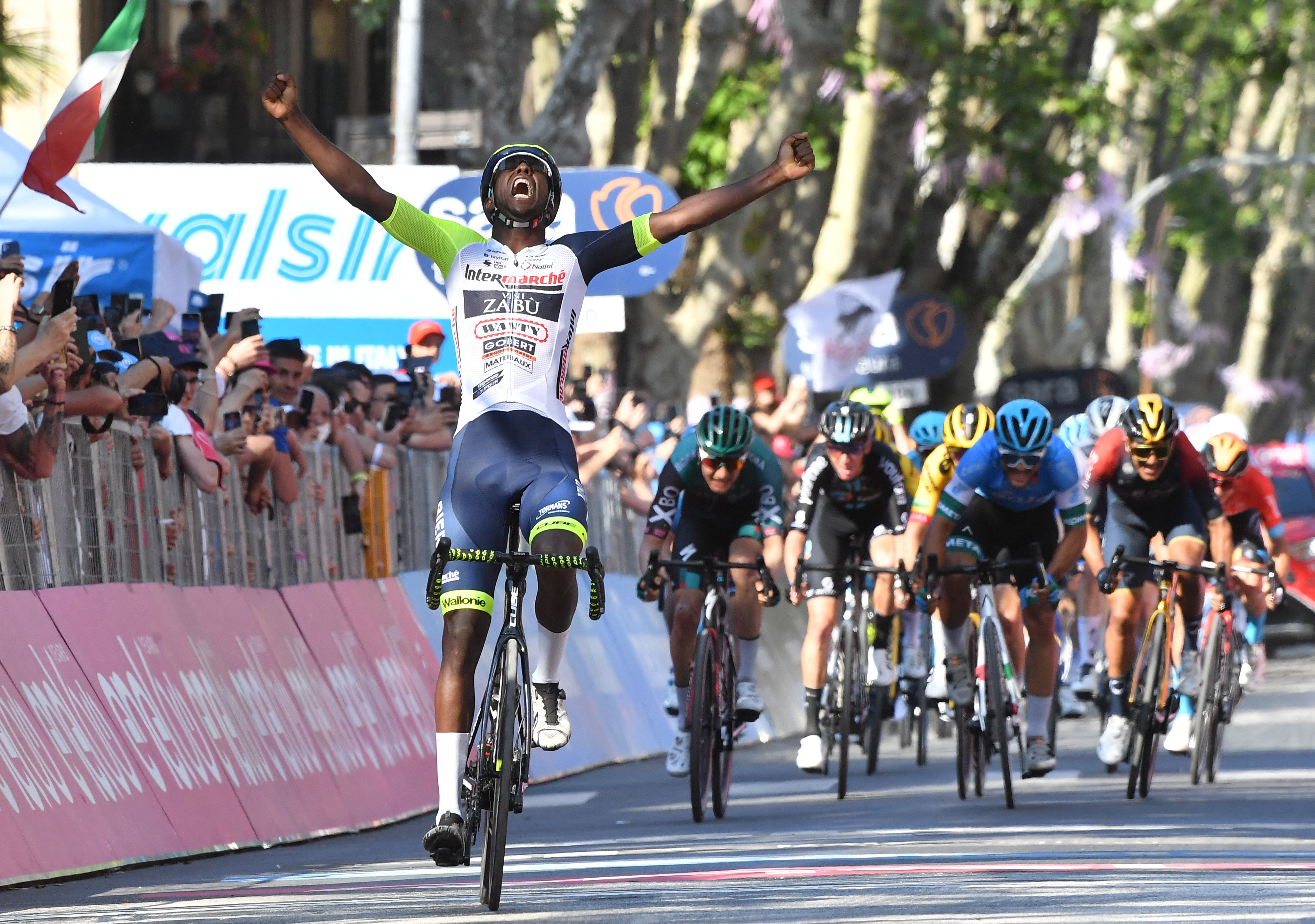 El corredor africano hizo historia al conseguir el triunfo de la etapa 10 del Giro de Italia. Foto: REUTERS/Jennifer Lorenzini