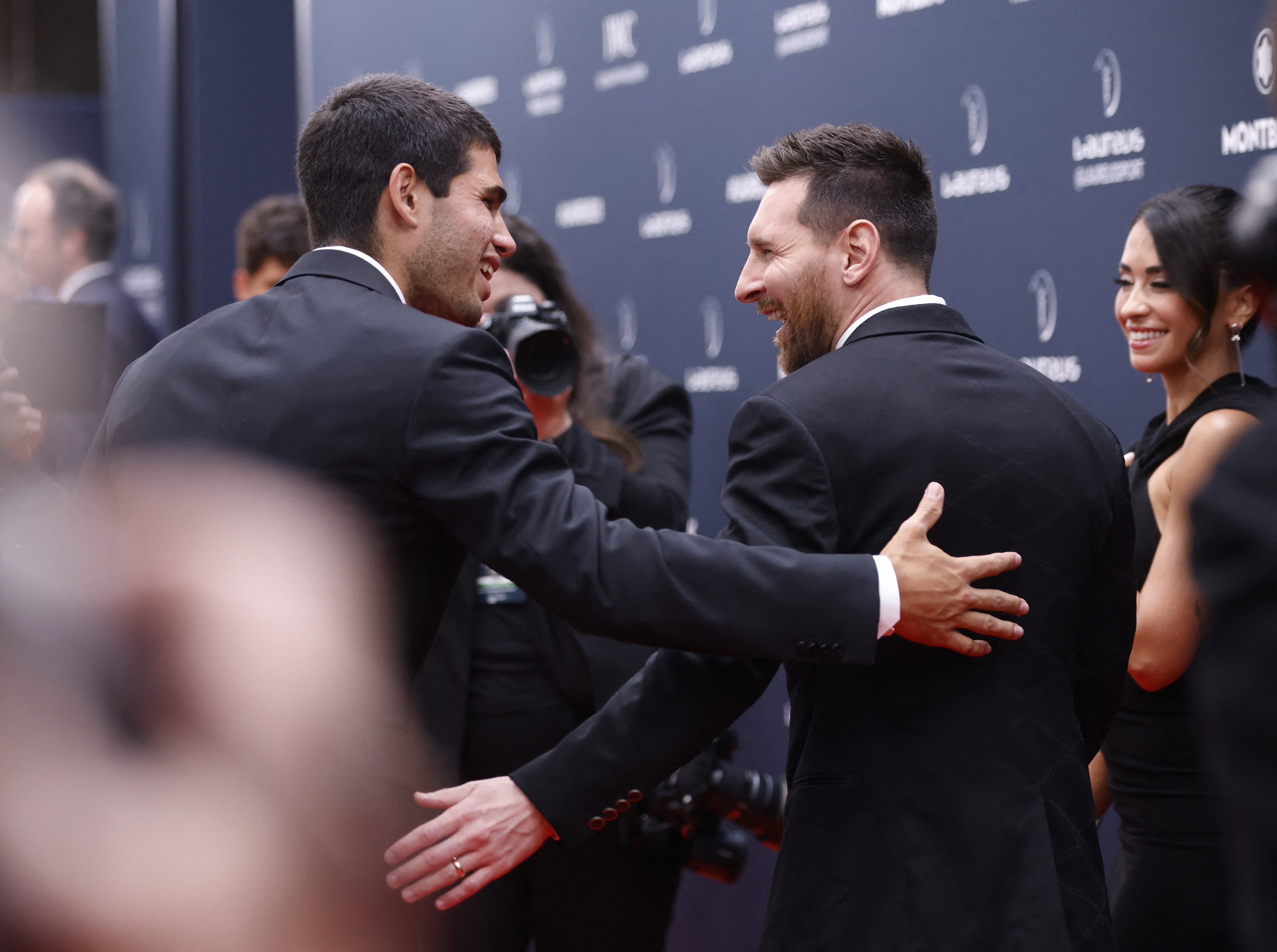 El tenista Carlos Alcaraz se saludó afectuosamente con Lionel Messi en la gala de los premios Laureus, en París (REUTERS/Johanna Geron)