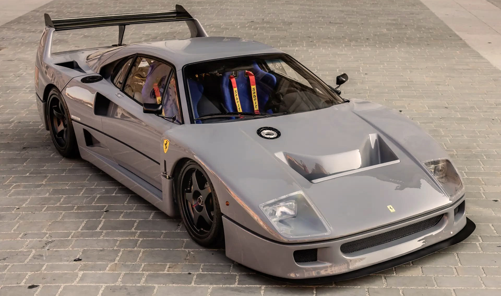 No solo tiene más potencia que los F40 normales. Este modelo es único por su color y su historial en las carreras durante 20 años
