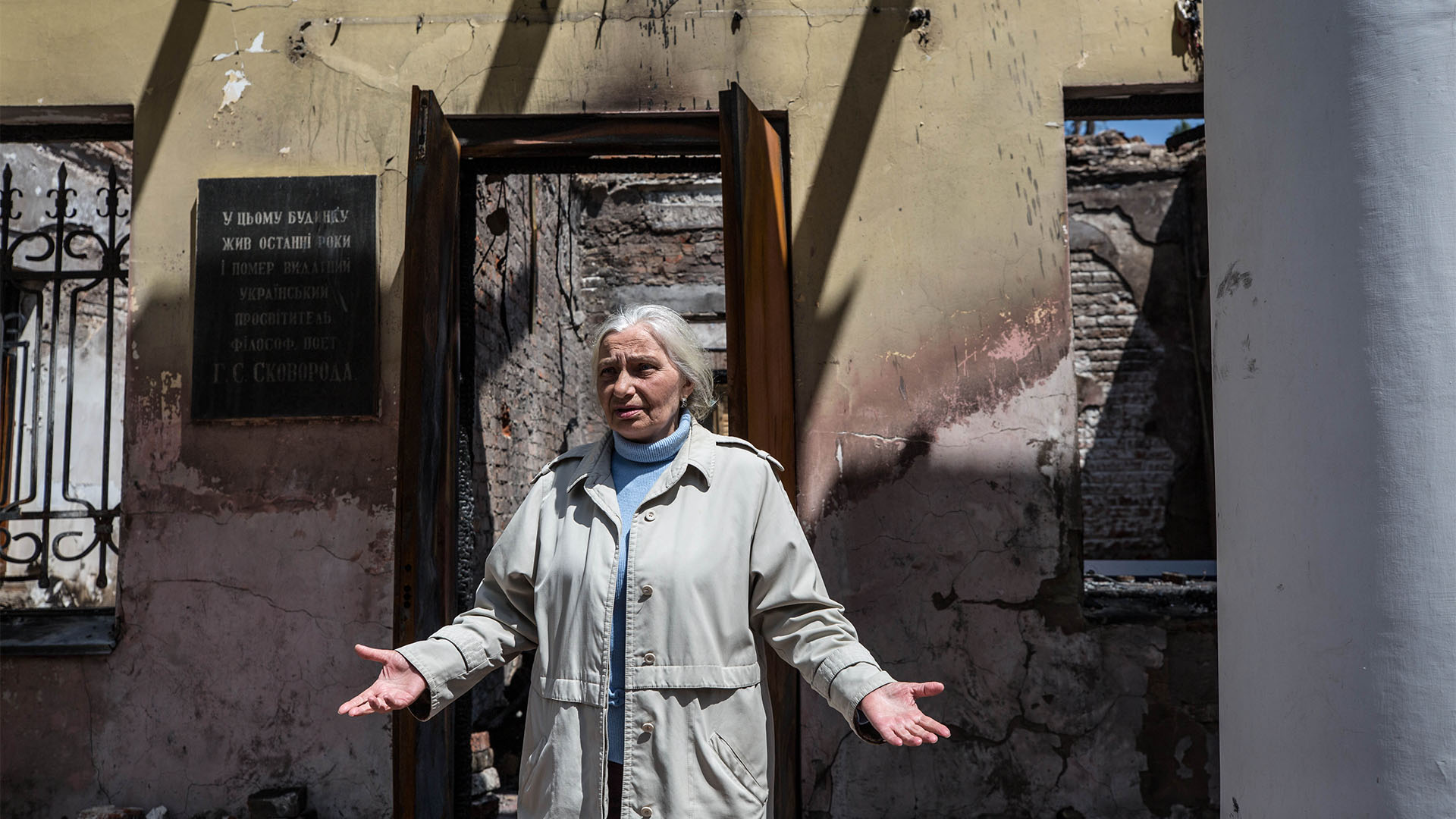 Hanna Yanysh, responsable del museo dedicado al fil�sofo Hryhoriy Skovoroda, mientras muestra el edificio destruido por un misil ruso en Skorodynovka, Ucrania (Foto: EFE/Esteban Biba)
