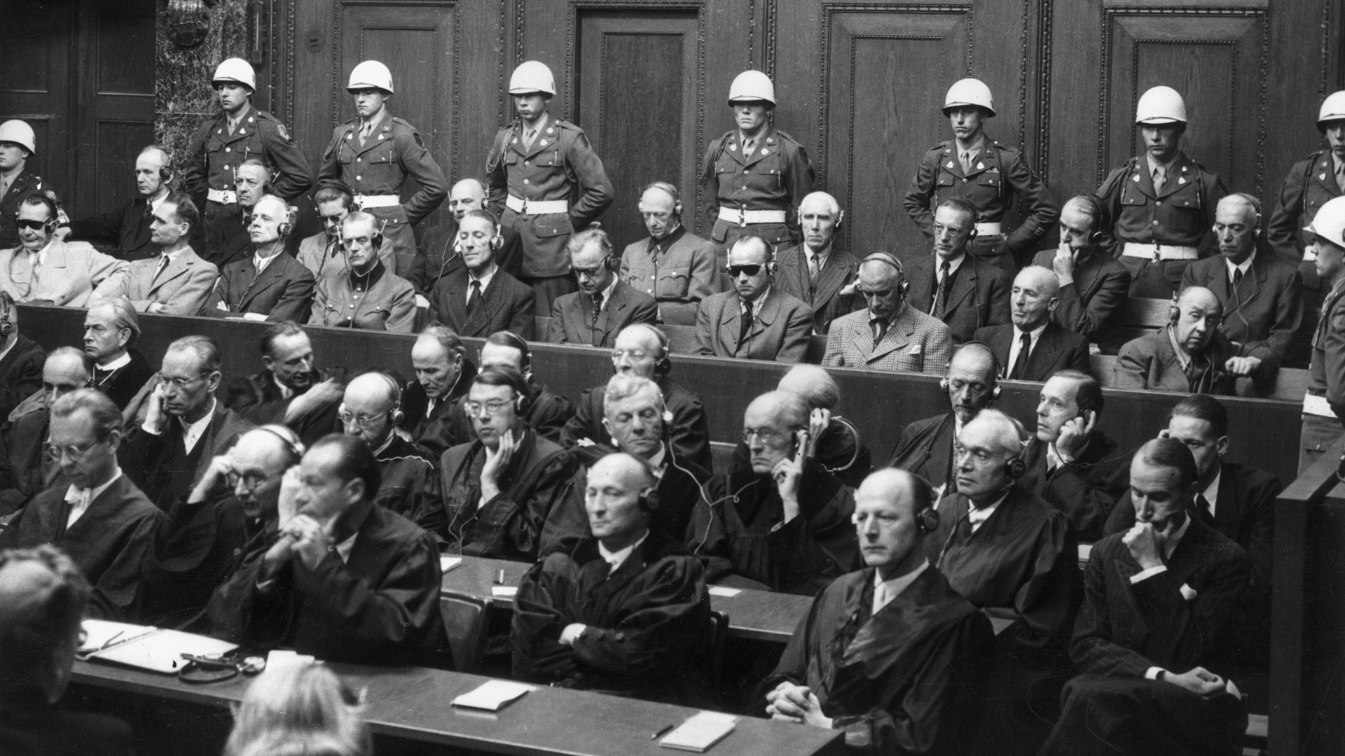 Hakim Nuremberg mengadili apa yang kemudian dianggap sebagai 24 Nazi paling berpengaruh yang selamat dari kejatuhan (Hulton Archive/Getty Images)