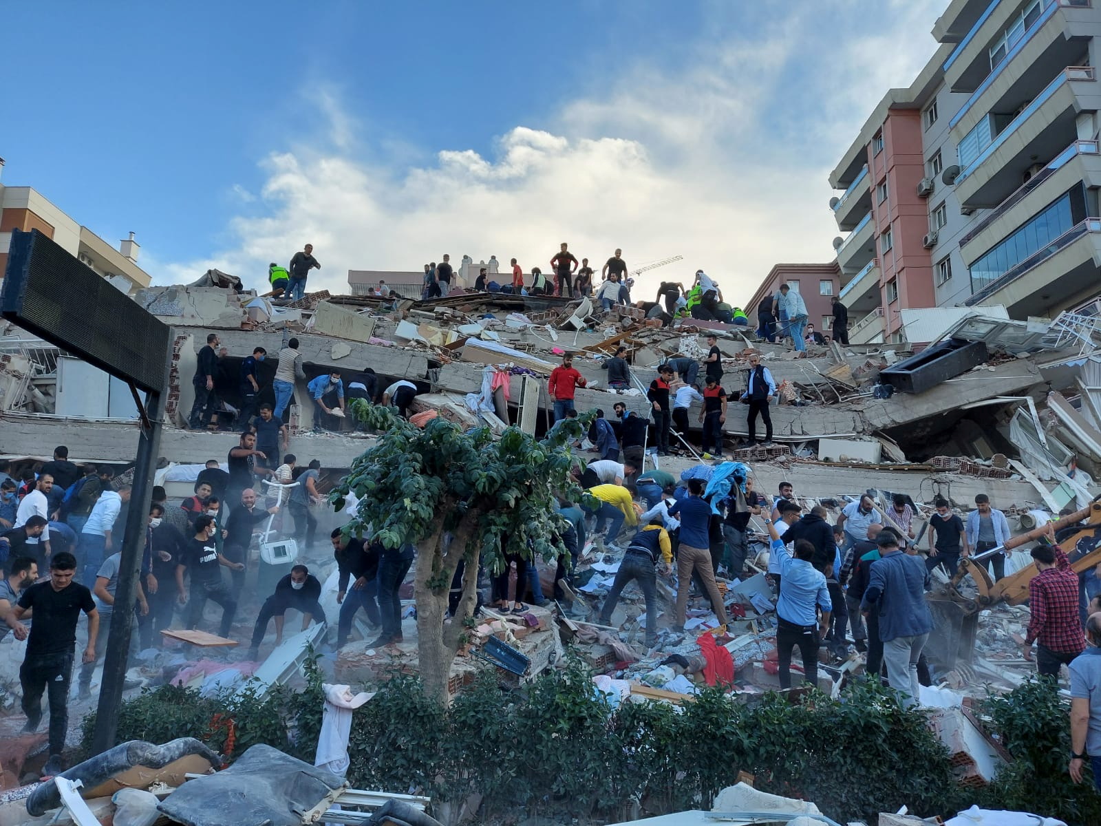 Tareas de rescate en la provincia turca de Izmir (REUTERS/Tuncay Dersinlioglu)