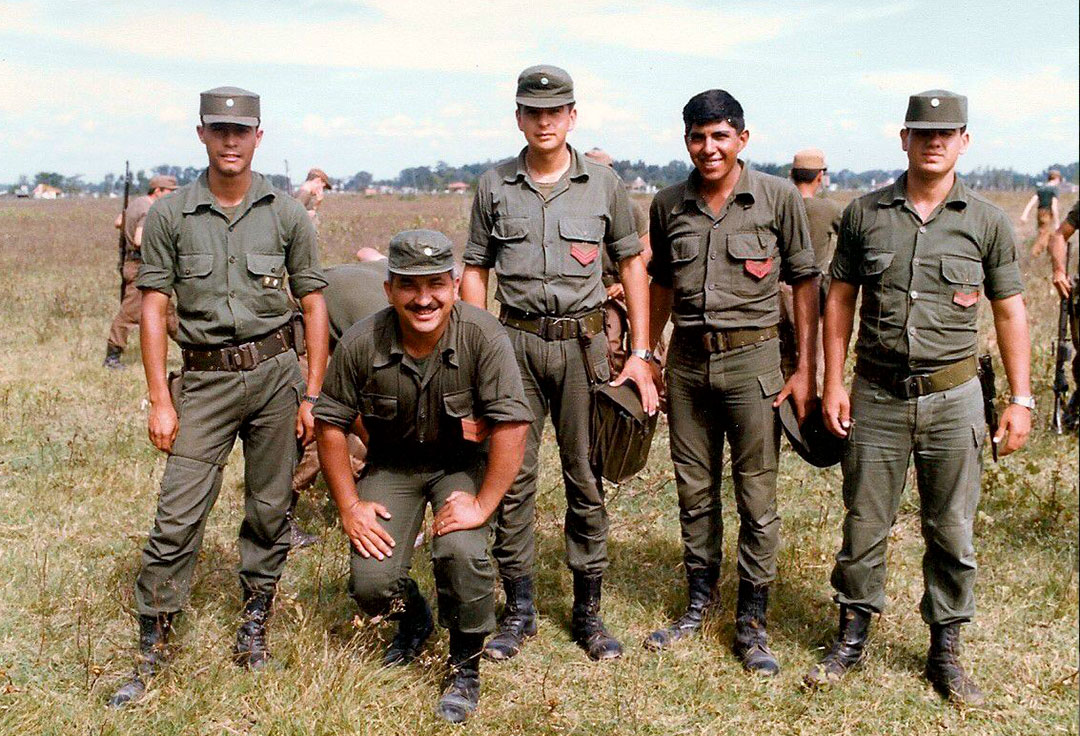 el teniente Castañeda (a la izquierda) junto a sus hombres