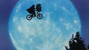 La emblemática escena de los protagonistas, la bicicleta y el fondo de la Luna. (Universal Pictures)