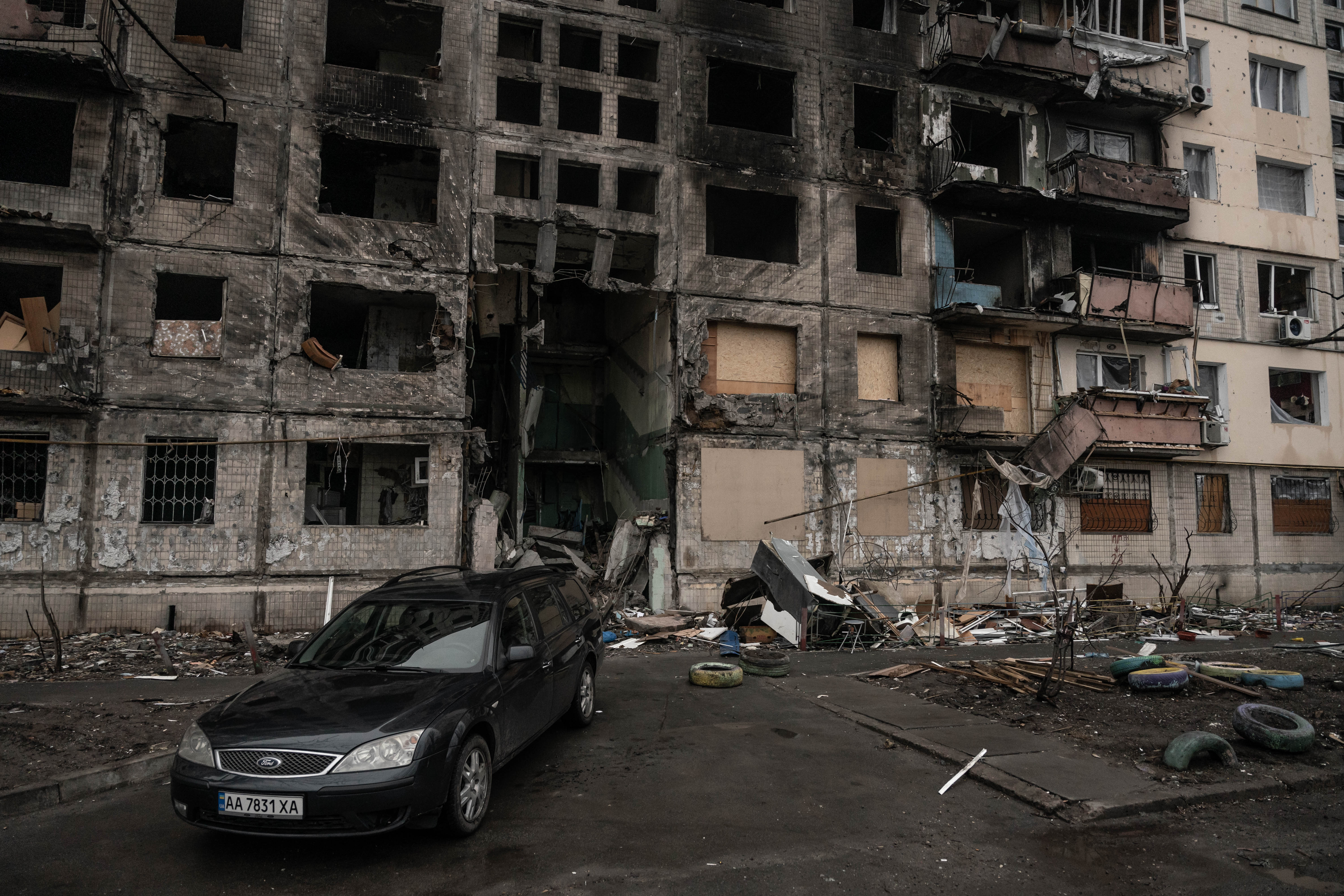 Un edificio en Irpin destruido con las bombas lanzadas por la Fuerza Aérea de Rusia. (Franco Fafasuli)