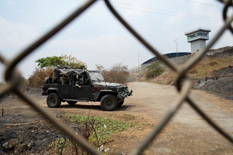 Se recomienda a Lasso emitir un decreto que permita implementar medidas urgentes, como el empleo de armas letales y otras medidas necesarias para enfrentar “de manera firme” las amenazas contra la seguridad. (REUTERS)