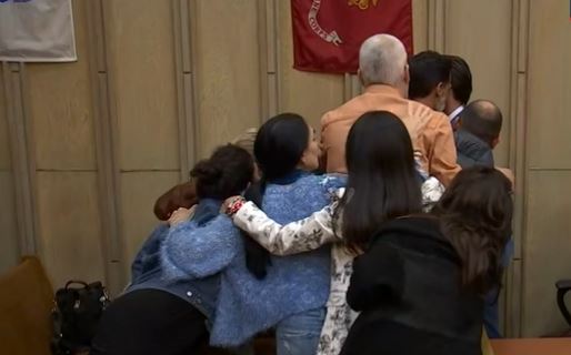 Pablo, envuelto en un abrazo de sus familiares, compartiendo besos de despedida con Ana Araujo (Captura de pantalla: Twitter/Noticias Telemundo)