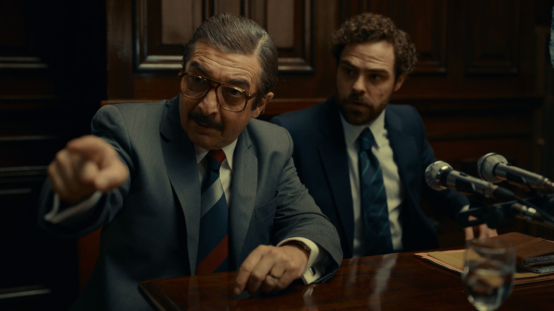 Ricardo Darín y Peter Lanzani, como los fiscales Julio Strassera y Luis Moreno Ocampo en la película (Amazon Studios)