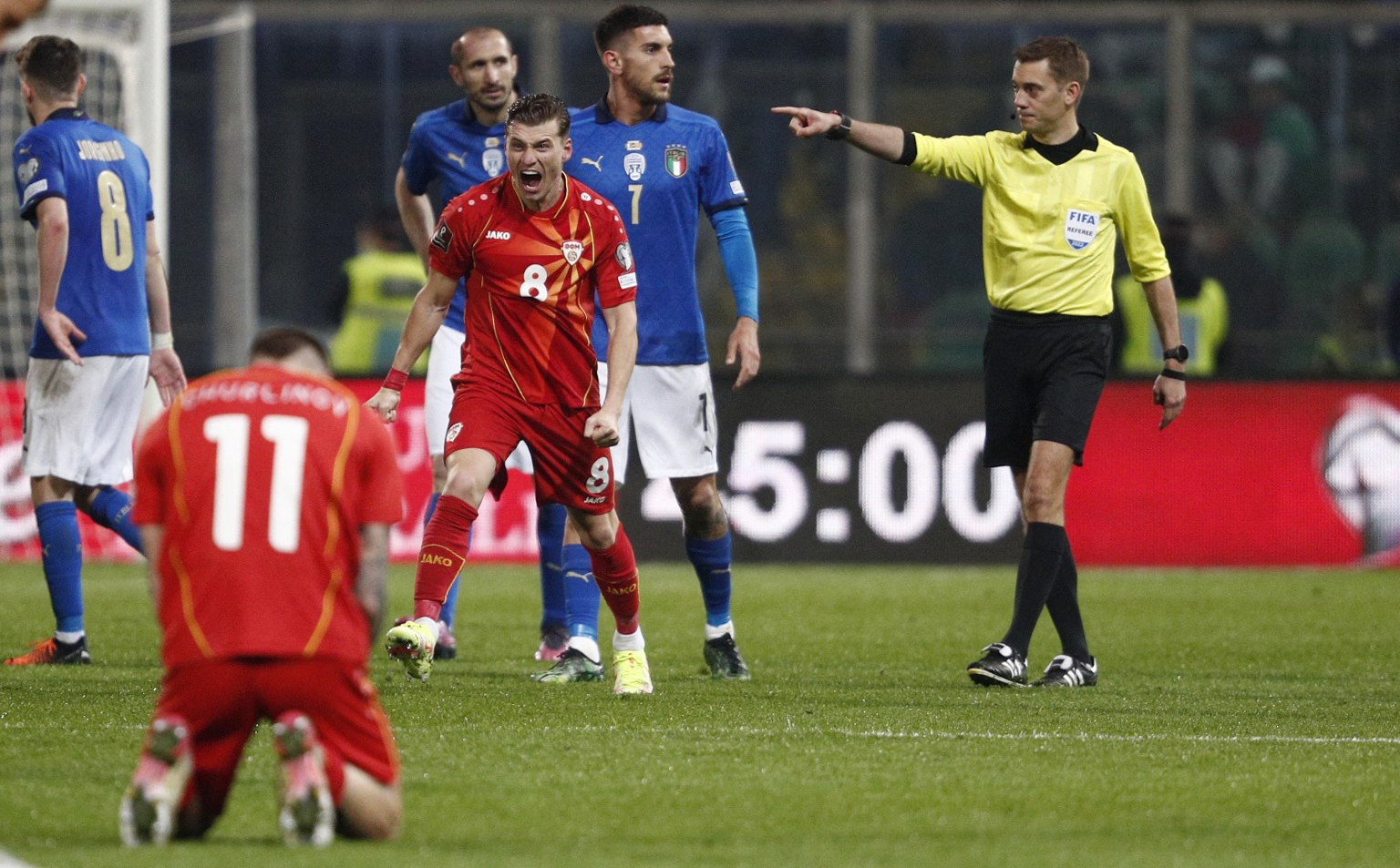 El festejo de los jugadores de Macedonia del Norte que buscan su primera participación en un Mundial (REUTERS/Guglielmo Mangiapane)