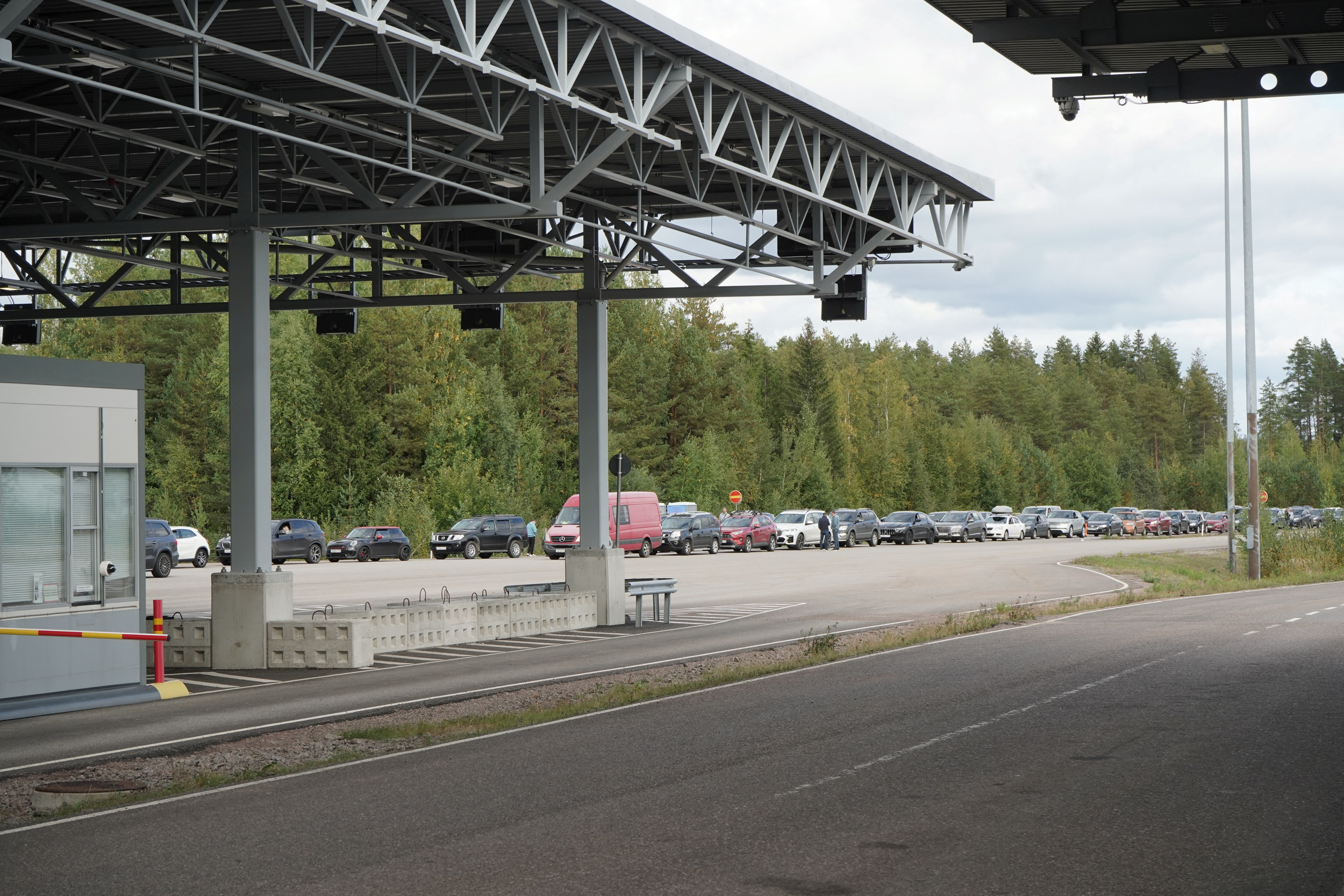 A queue of cars from St. Petersburg (Russia) is waiting to enter Finland via the Vaalimaa Pass (REUTERS / Essi Lehto)