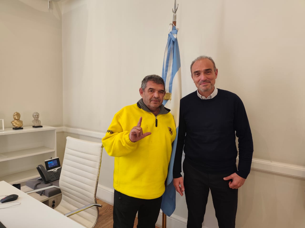 Un concejal chileno presentó licencia médica por faringitis para ir a un concurso de canto