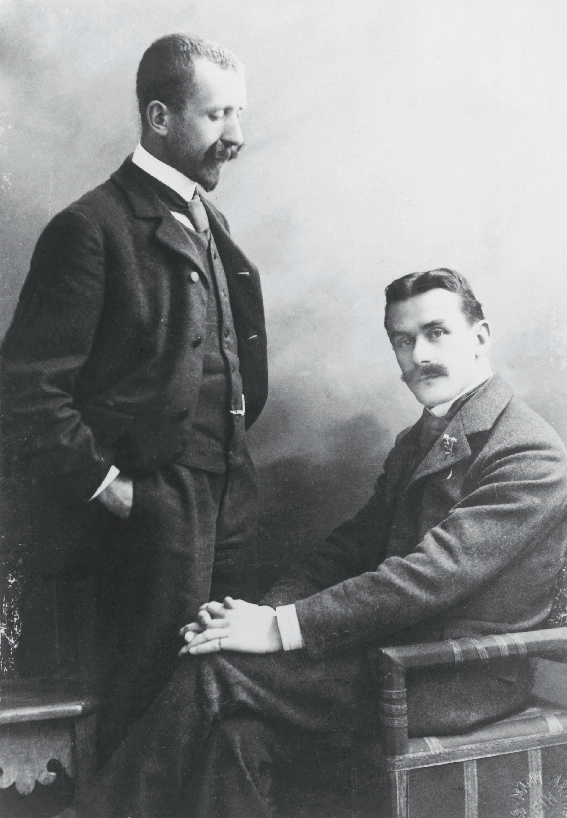 Los hermanos escritores: Heinrich Mann (de pie) y Thomas Mann, en  1905. (Imagno/Getty Images)