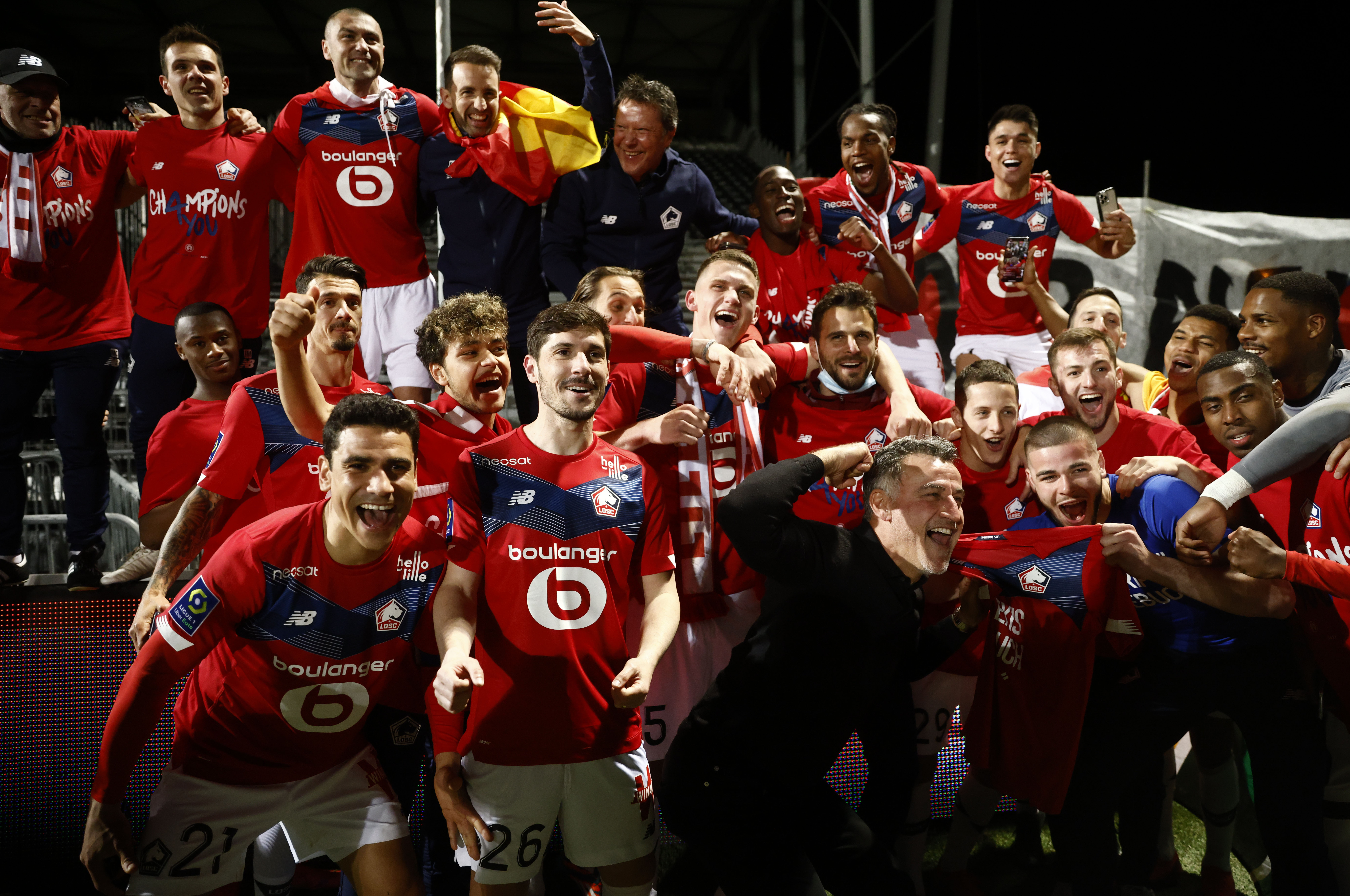 Christophe Galtier celebrando el trofeo de la Ligue 1 con los jugadores del Lille (Foto: REUTERS)