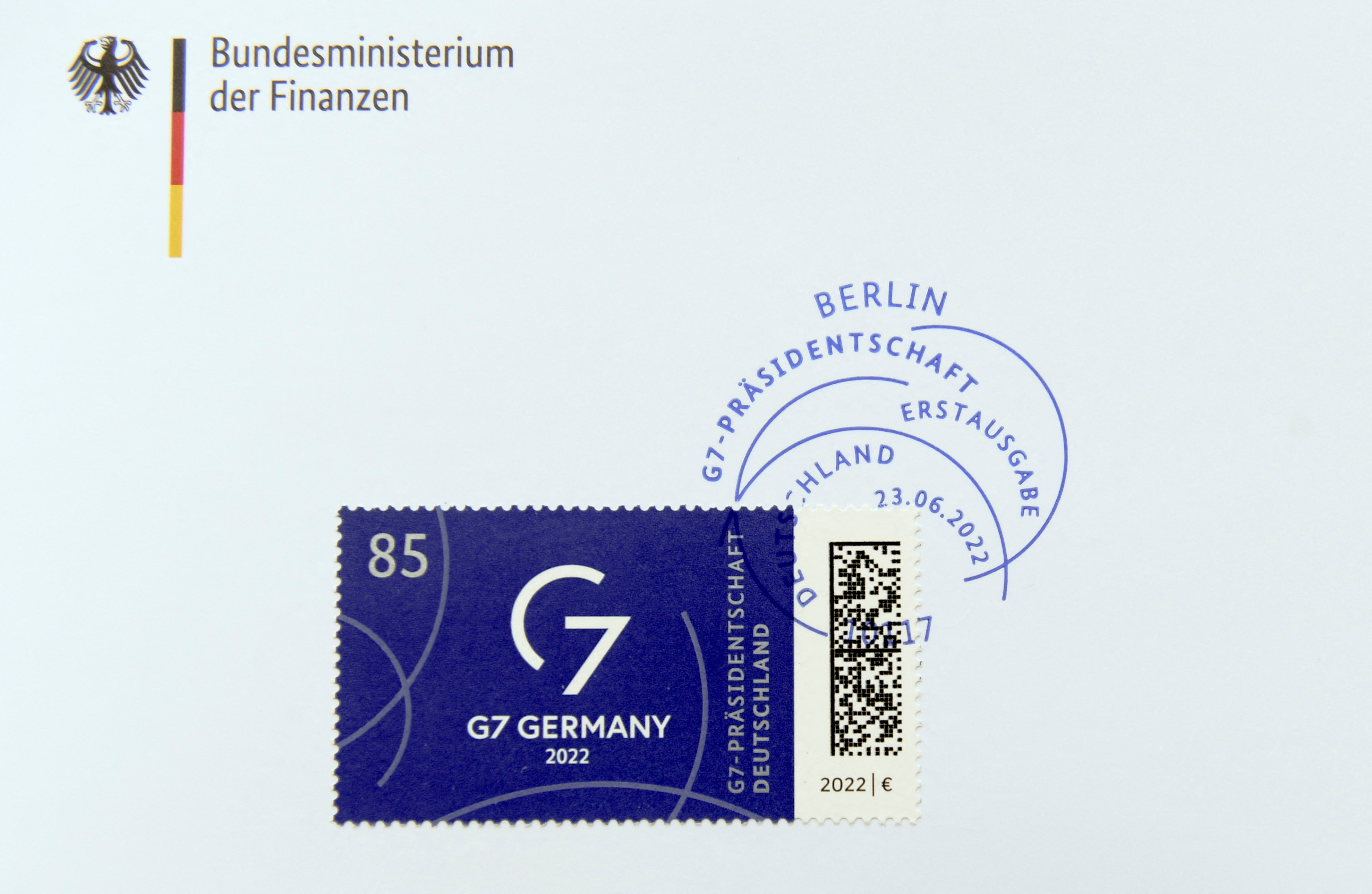Un sello postal especial del G7, para marcar la presidencia actual de Alemania, se ve durante una presentación en la Cancillería en Berlín, Alemania