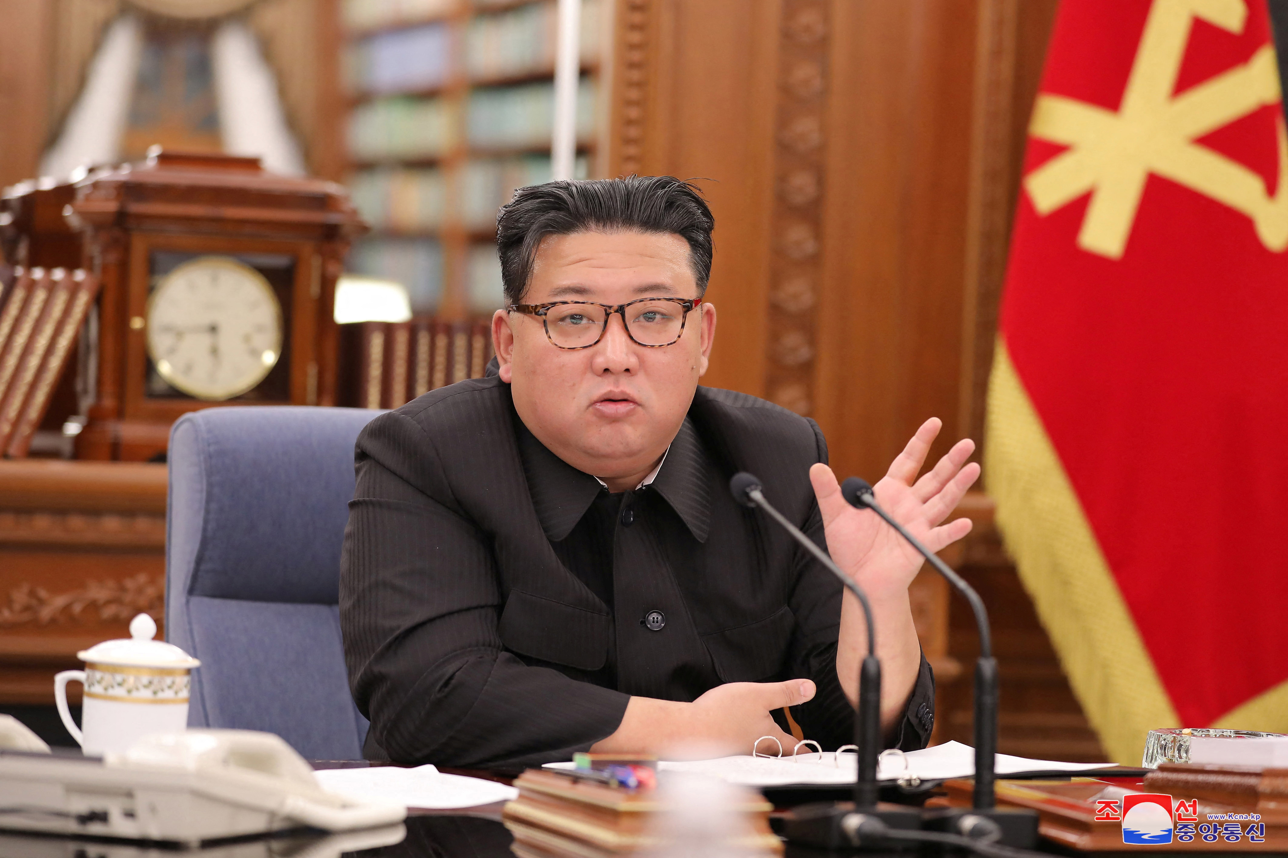 El líder norcoreano Kim Jong Un preside la reunión ampliada del Secretariado del Comité Central del Partido de los Trabajadores de Corea en Pyongyang, Corea del Norte, el 27 de junio de 2022, en esta foto publicada por la Agencia Central de Noticias de Corea (KCNA) del país. KCNA vía REUTERS 