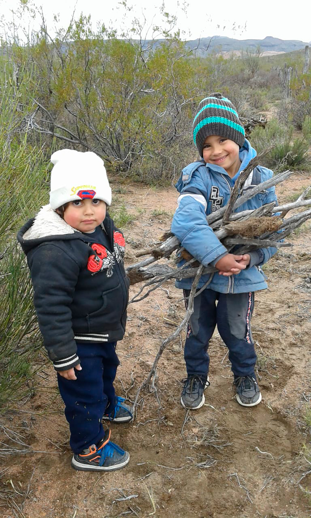 Damir juega junto a su hermano Axel, sus perros, chivos y cabras 