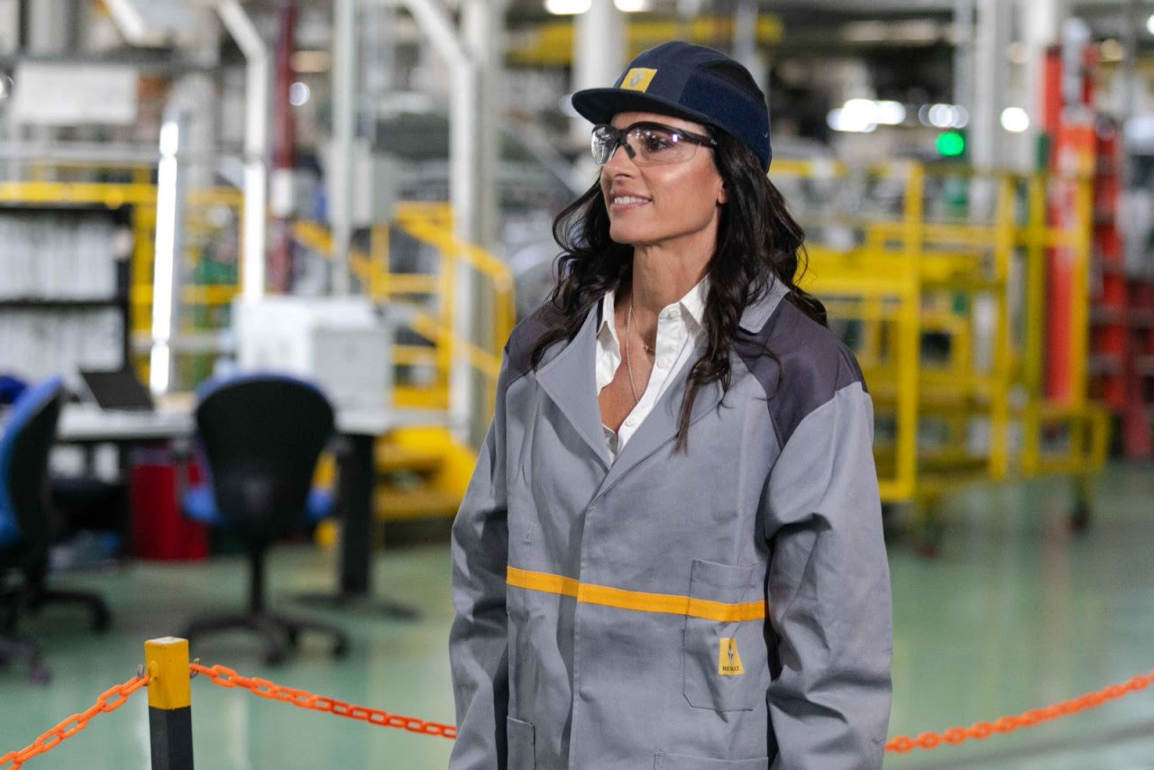 Gabriela Sabatini visitó la fábrica de Renault en Córdoba en el inicio de los festejos por los 70 años de la planta