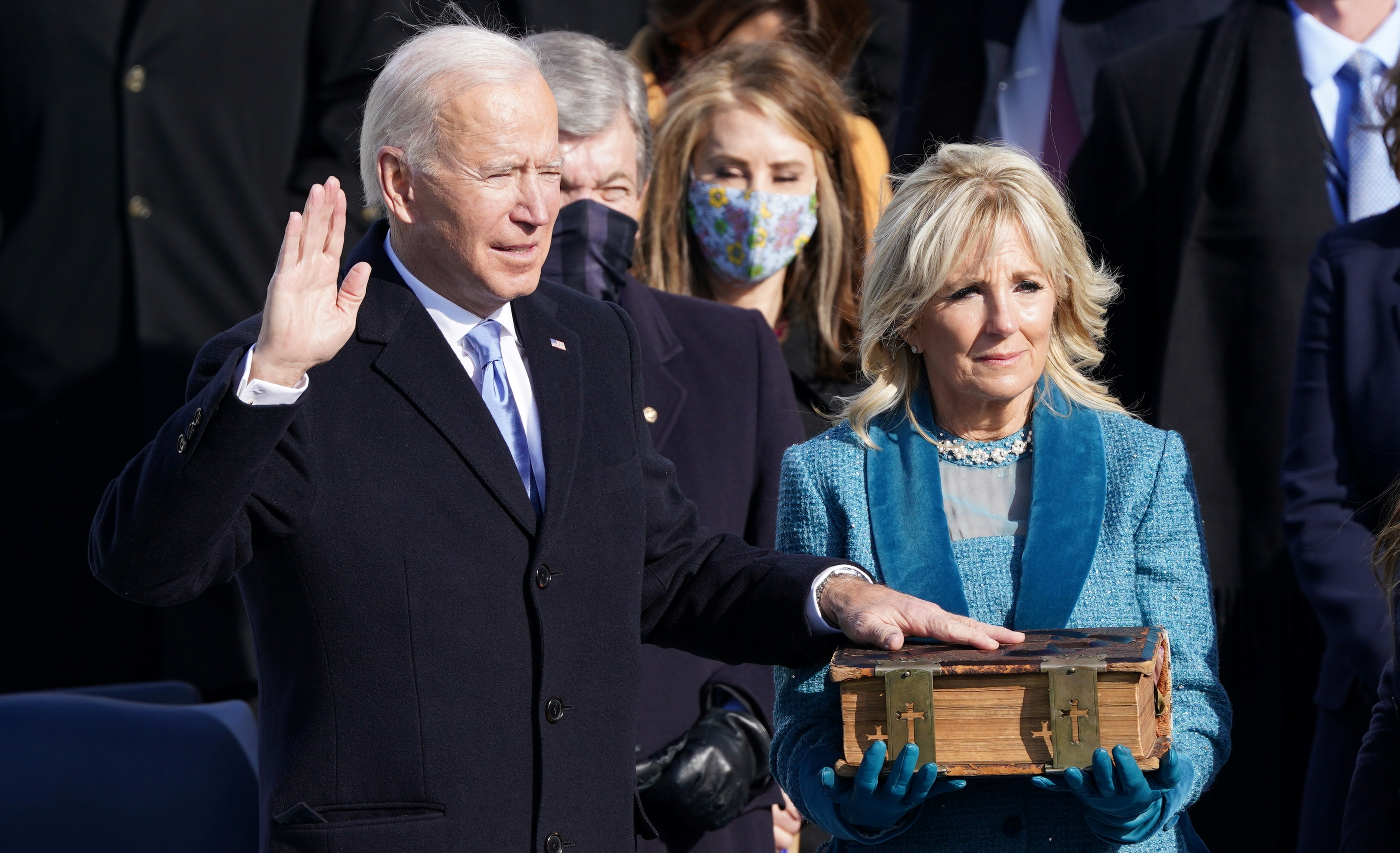 Joe Biden prestó juramento como el 46º Presidente de los Estados Unidos, con su esposa Jill Biden sosteniendo la Biblia de la familia en el Frente Oeste del Capitolio de los EEUU en Washington DC este 20 de enero de 2021. REUTERS/Kevin Lamarque