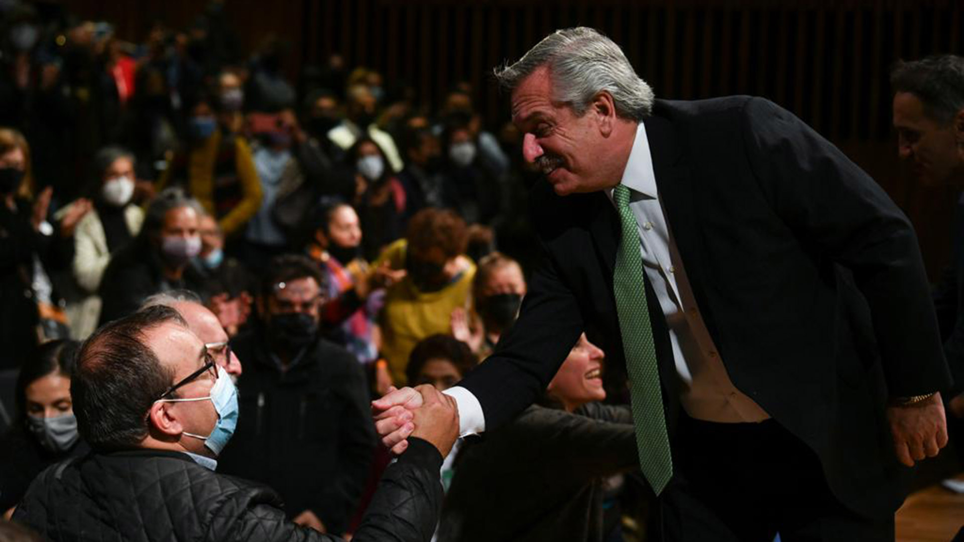 El presidente Alberto Fernández saludo a uno de los asistentes al acto de esta mañana en el Centro Cultural Kirchner.