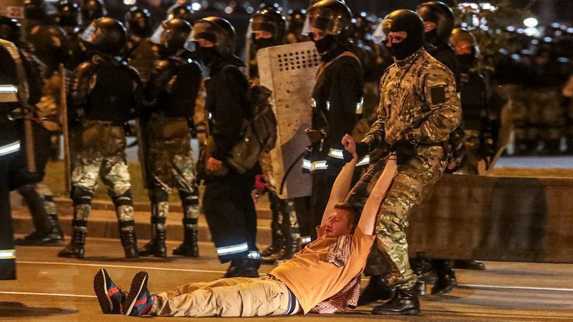 Un hombre es arrastrado durante las protestas (Dmitry Brushko/Tut.By via REUTERS)