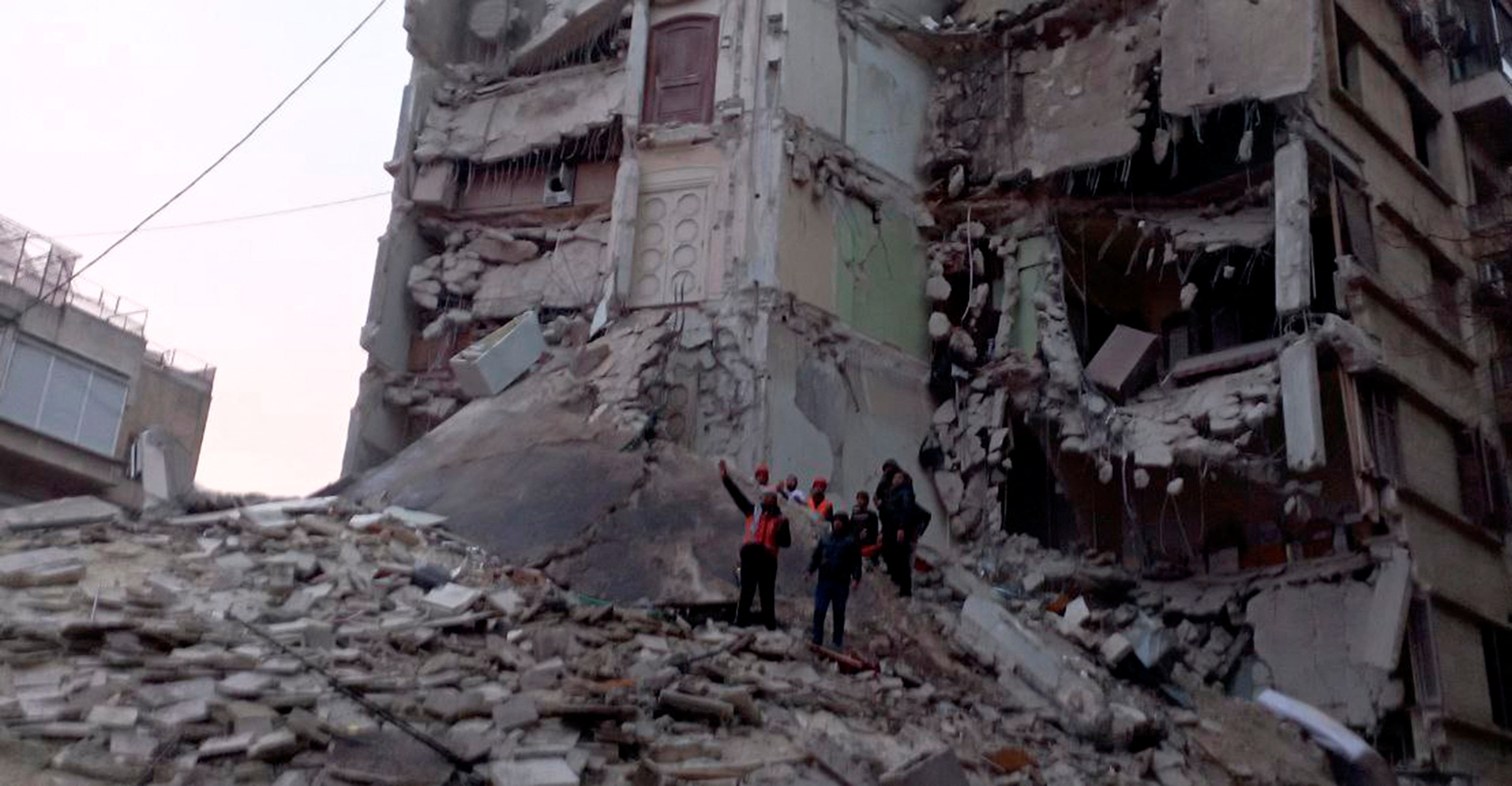 Rescatistas buscan sobrevivientes entre los escombrtos en Alepo (Sana/Reuters)