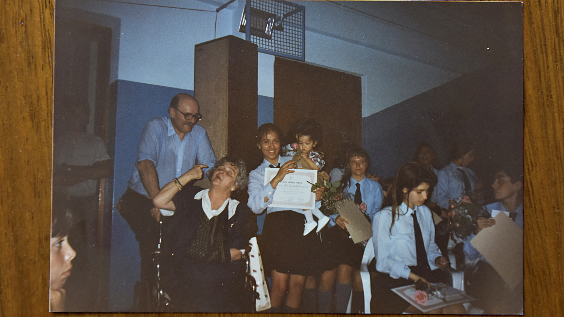 Una foto que conserva Gonzalo: él en brazos de Victoria (con uniforme escolar, todavía llamada María Sol) y los apropiadores Herman Antonio Tetzlaff y Carmen Eduartes (en silla de ruedas)