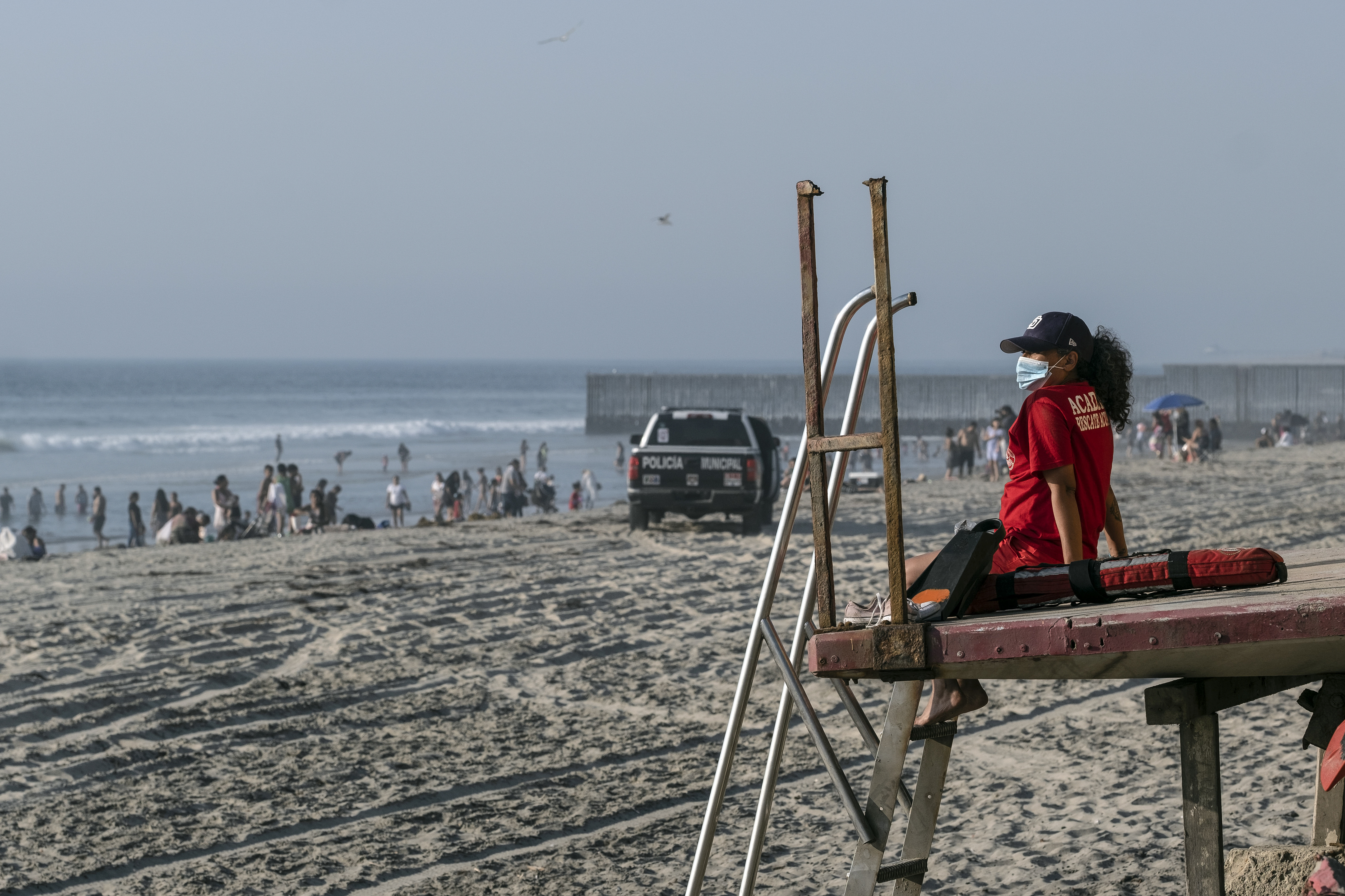 Un salvavidas trabaja en la playa de Playas de Tijuana cerca de la frontera entre Estados Unidos y México en Tijuana, estado de Baja California, México, el 3 de octubre de 2020, en medio de la pandemia del coronavirus COVID-19.