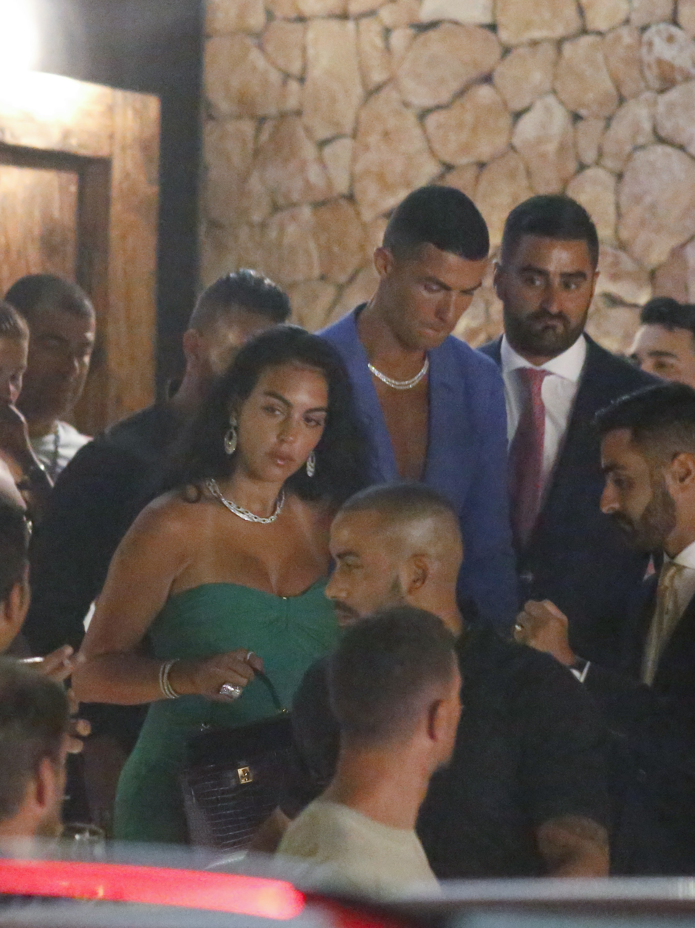 Fun night.  Cristiano Ronaldo and Georgina Rodríguez were photographed when they left a private event in Ibiza, where they enjoy a few days of vacation.  The athlete wore a blue suit without a shirt or shirt, and his partner opted for a strapless green dress with a heart cut