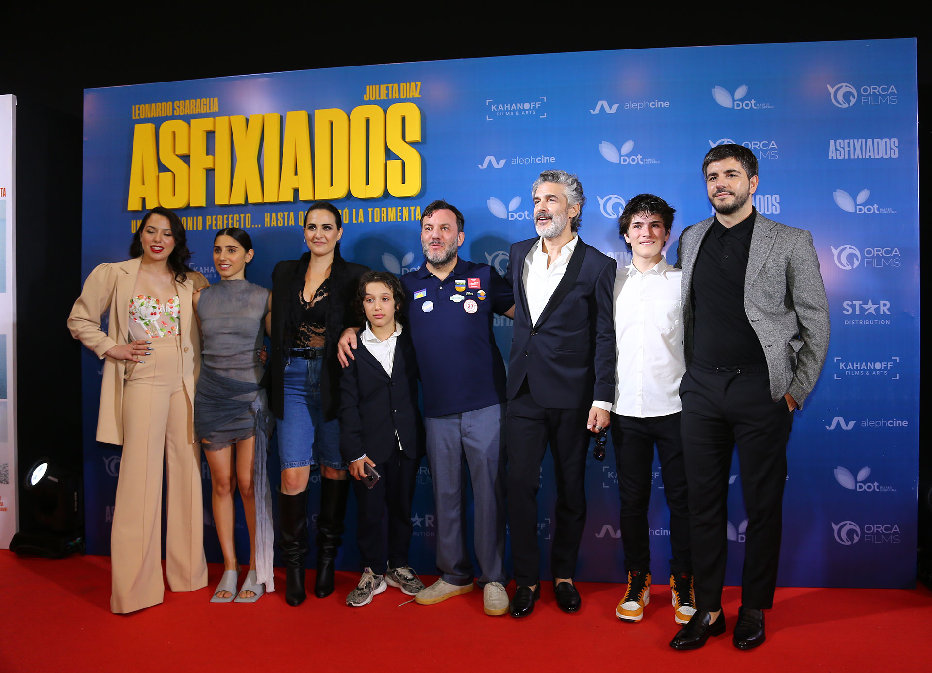 El elenco de Asfixiados junto al director, Luciano Podcaminsky