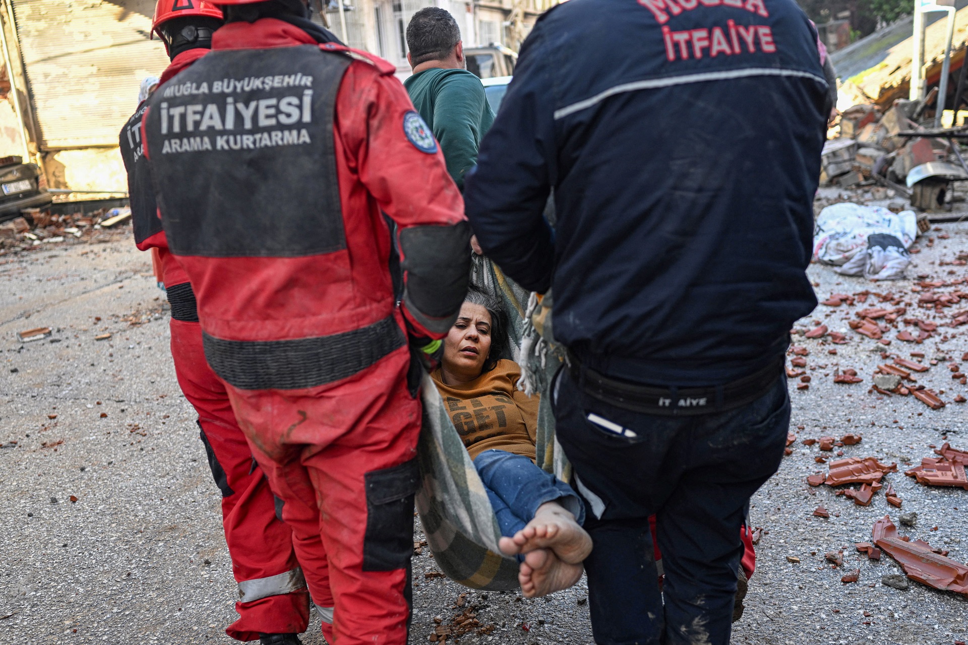 Una mujer es trasladada tras su rescate este martes en Hatay, Turquía (AFP)