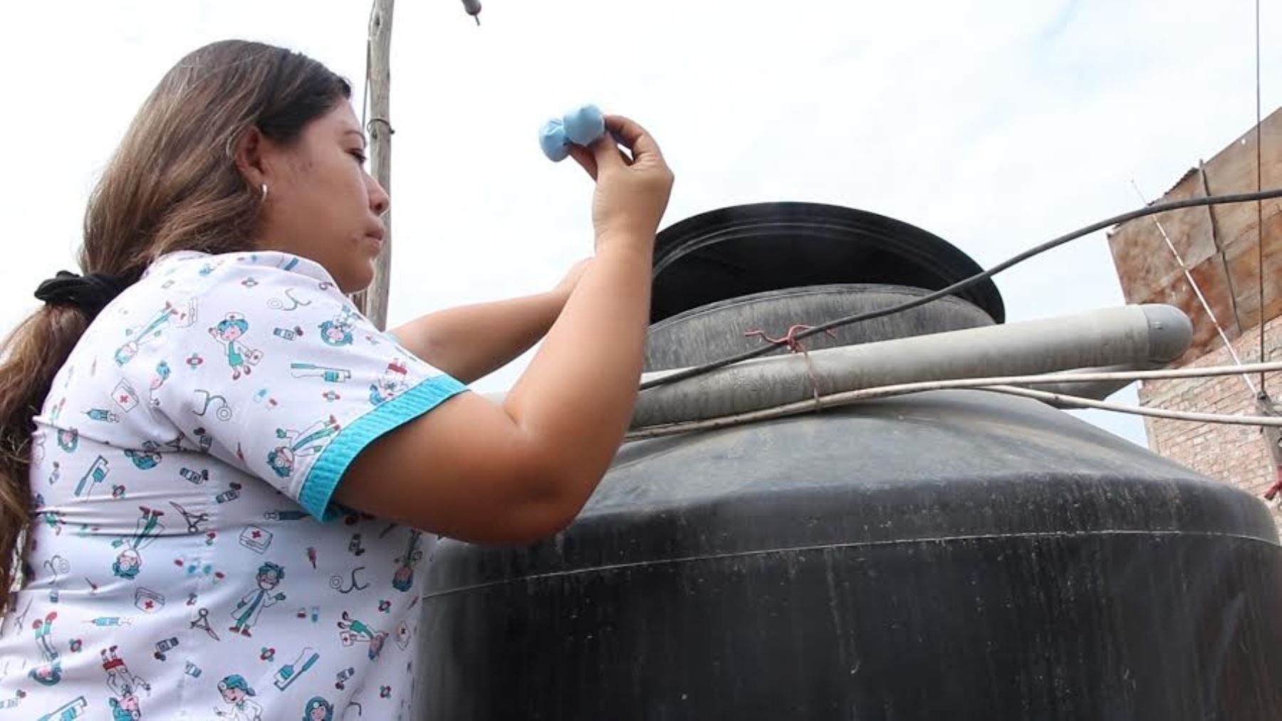 Personal de salud colocando larvicidas para el dengue, (Andina)