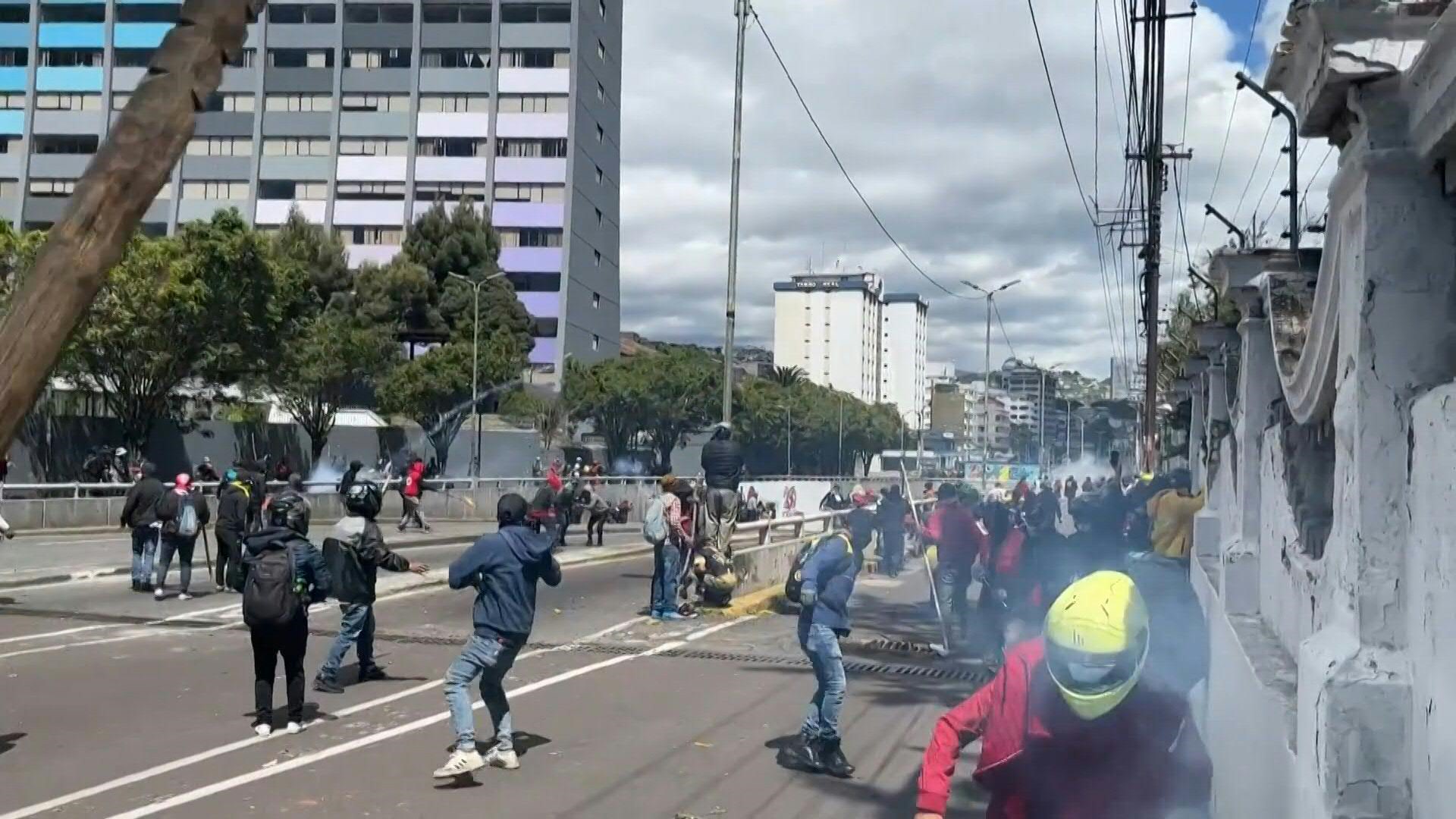 Miles de indígenas bloquearon el martes una importante vía de Quito y fueron dispersados por la policía con gases lacrimógenos en su noveno día de protestas