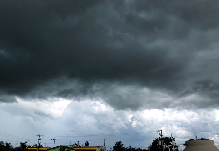 Diarios locales reportaron que así se ve el cielo en Yucatán ante el fenómeno natural de tormenta (Foto: Twitter/@NovedadesYuc)