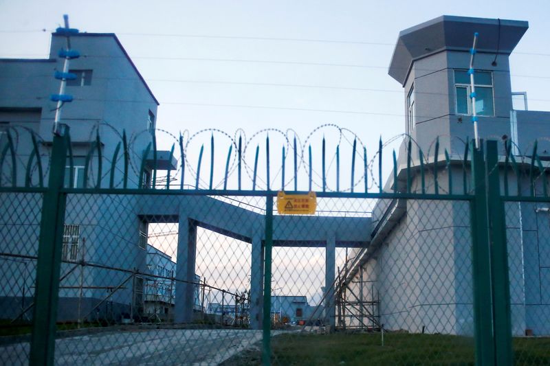 Una valla perimetral en construcción alrededor de lo que se conoce oficialmente como un centro de educación de habilidades profesionales en Dabancheng, en la Región Autónoma Uigur de Xinjiang (REUTERS/Thomas Peter)