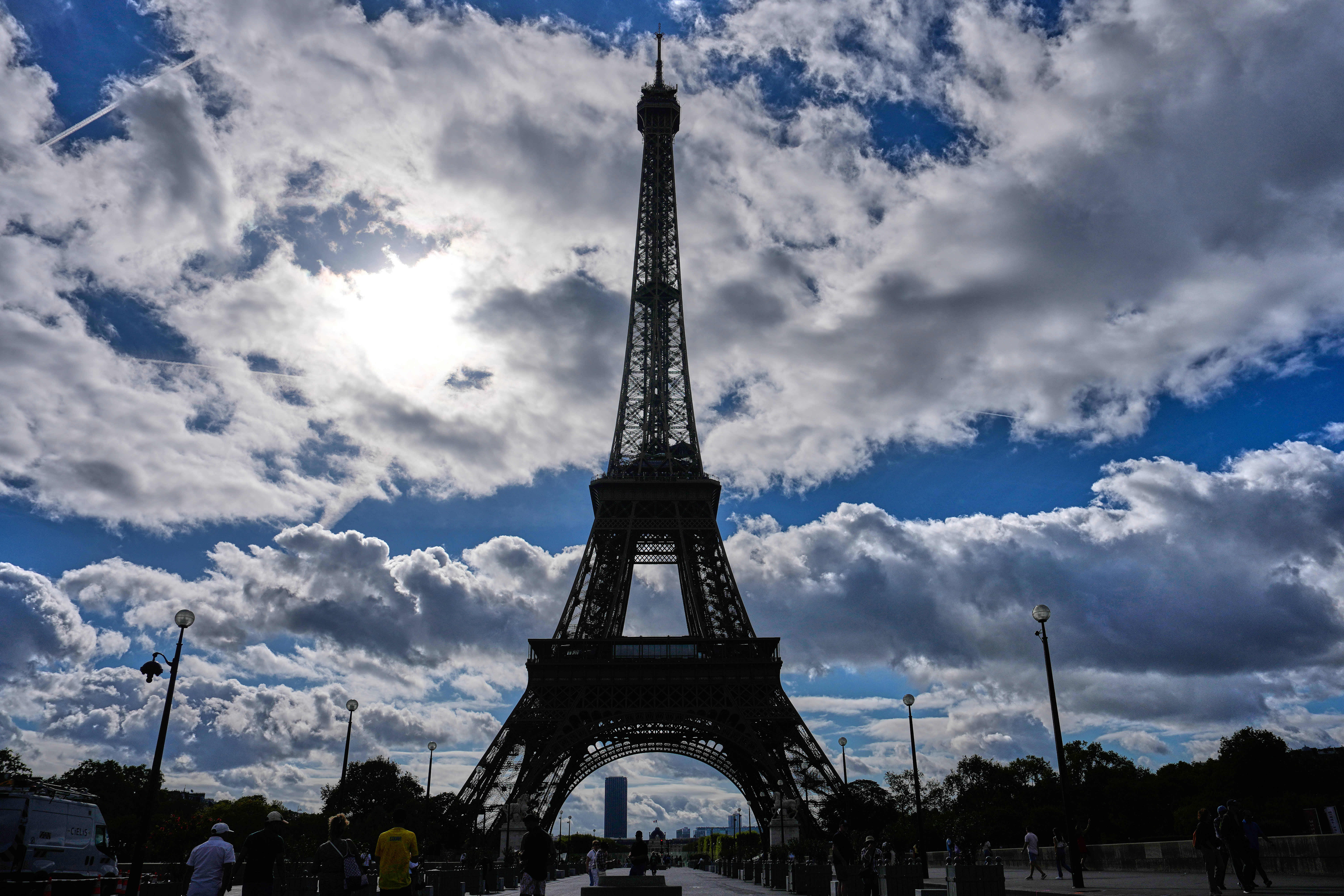 Reabri&oacute; la Torre Eiffel tras una huelga contra la discriminaci&oacute;n de su personal femenino