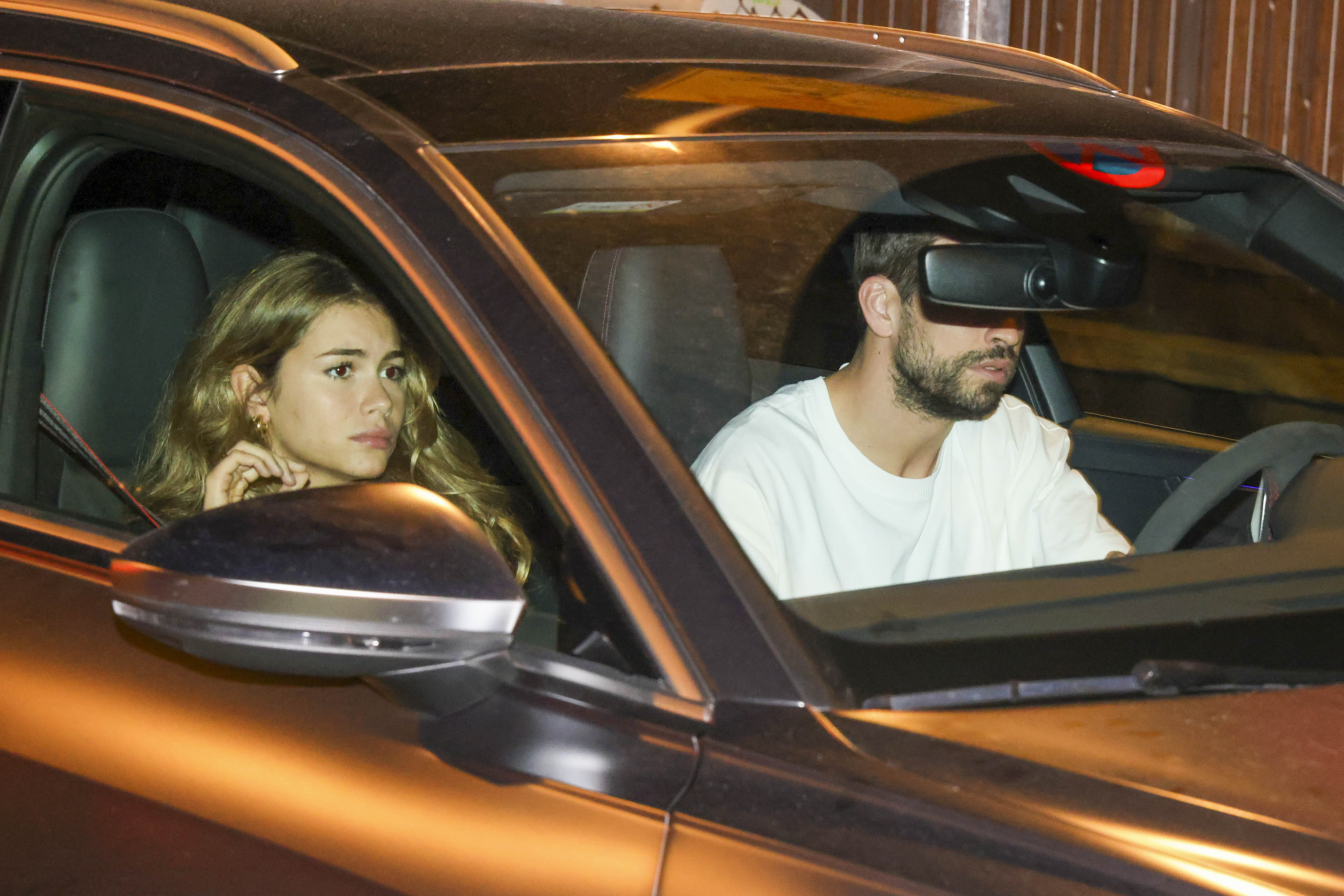 Gerard Piqué en Barcelona acompañado de su novia, Clara Chía Martí. El ex de Shakira estableció un acuerdo con la madre de sus hijos por la custodia. Al parecer, Sasha y Milán se trasladarán a Miami con su madre para fines de 2022 (The Grosby Group)